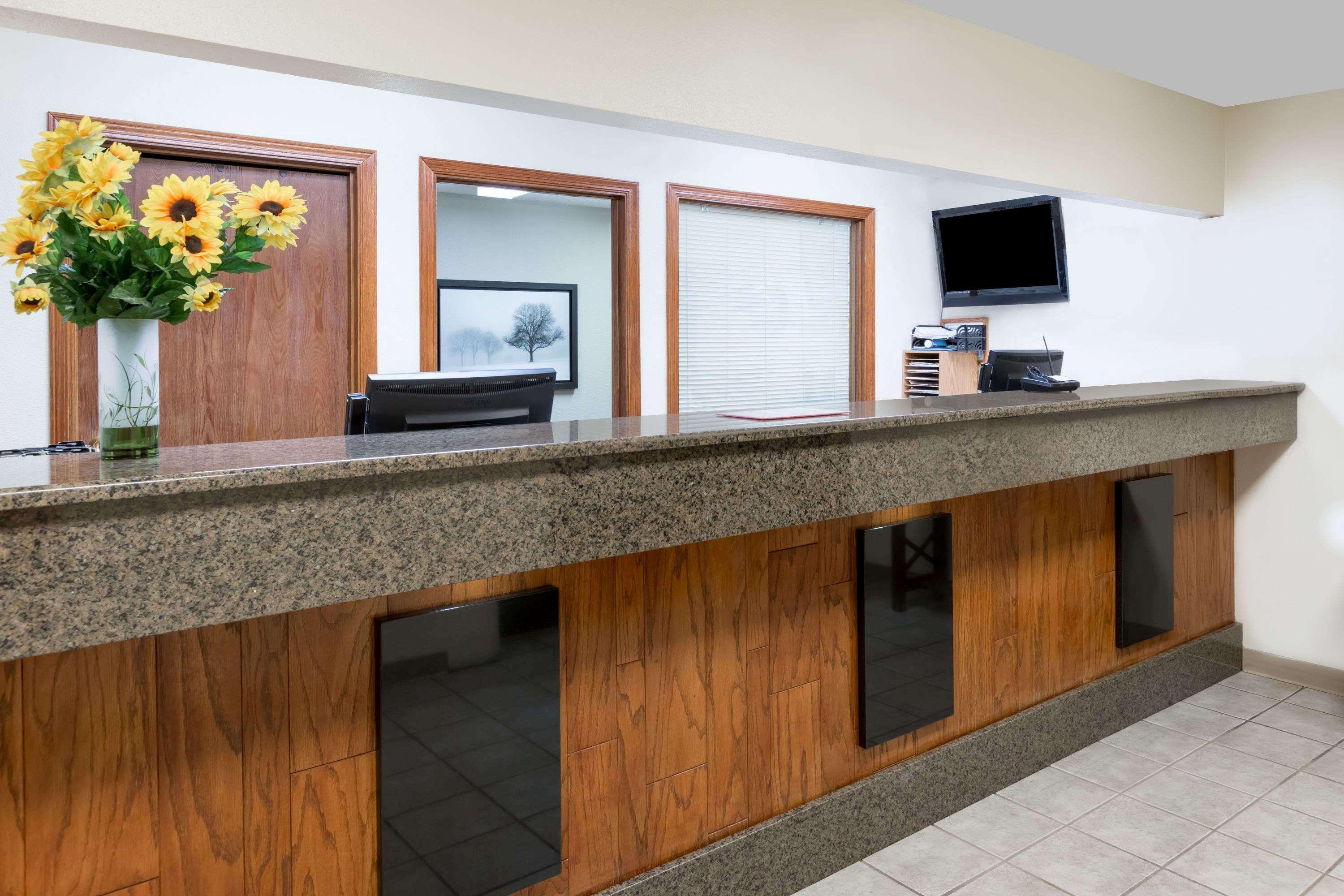 Vista Lobby Days Inn & Suites by Wyndham Des Moines Airport