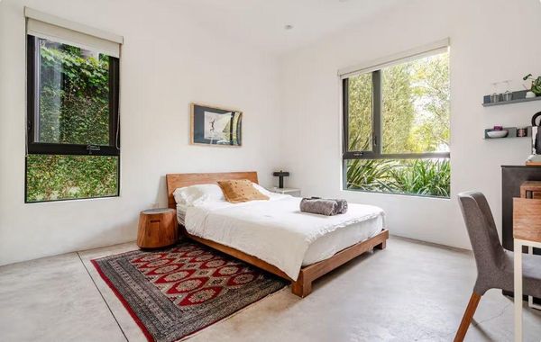Contemporary suite in Santa Monica with private entrance