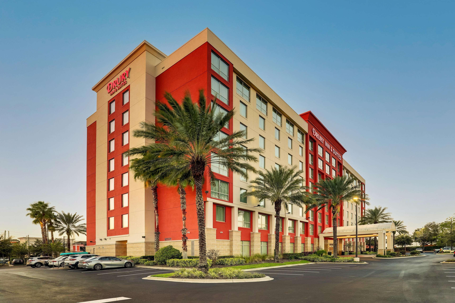 Vista Exterior Drury Inn & Suites near Universal Orlando Resort