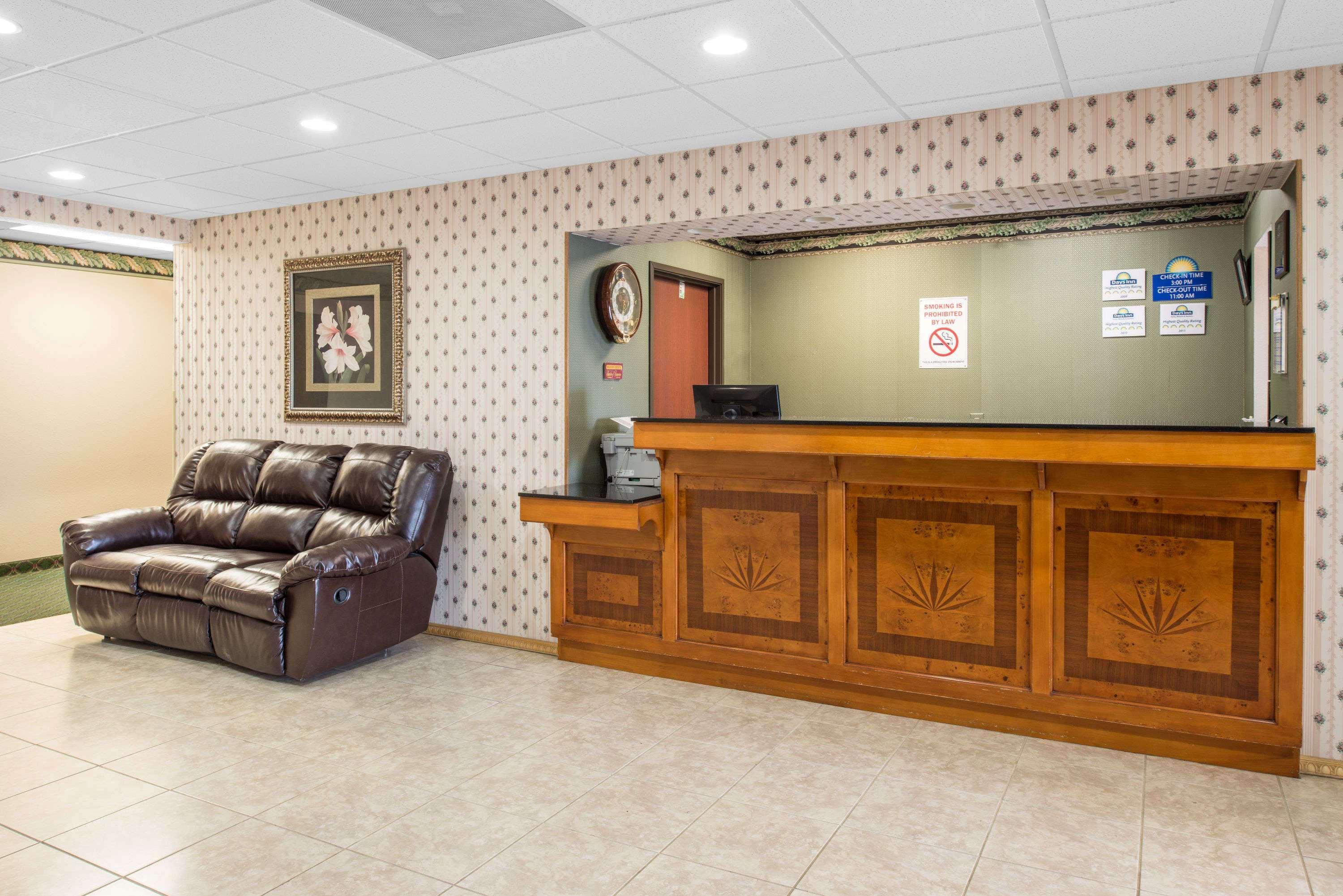 Vista Lobby Days Inn by Wyndham Sullivan
