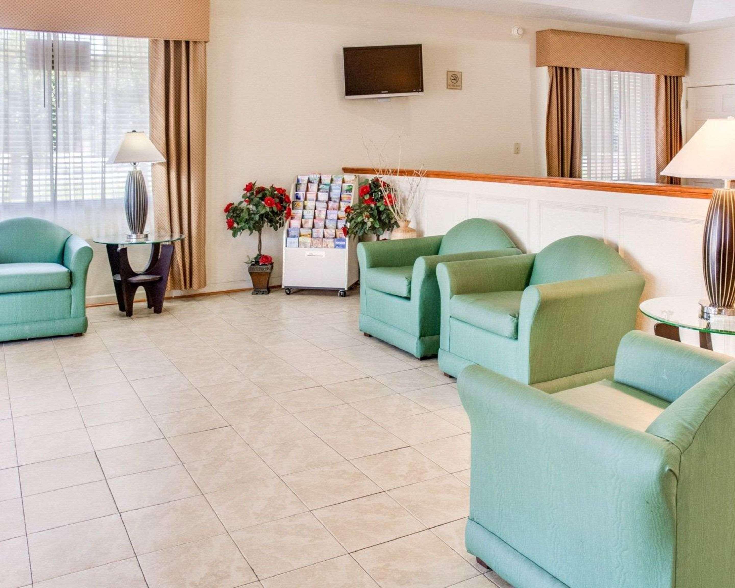 Vista Lobby Quality Inn & Suites Suffolk Area