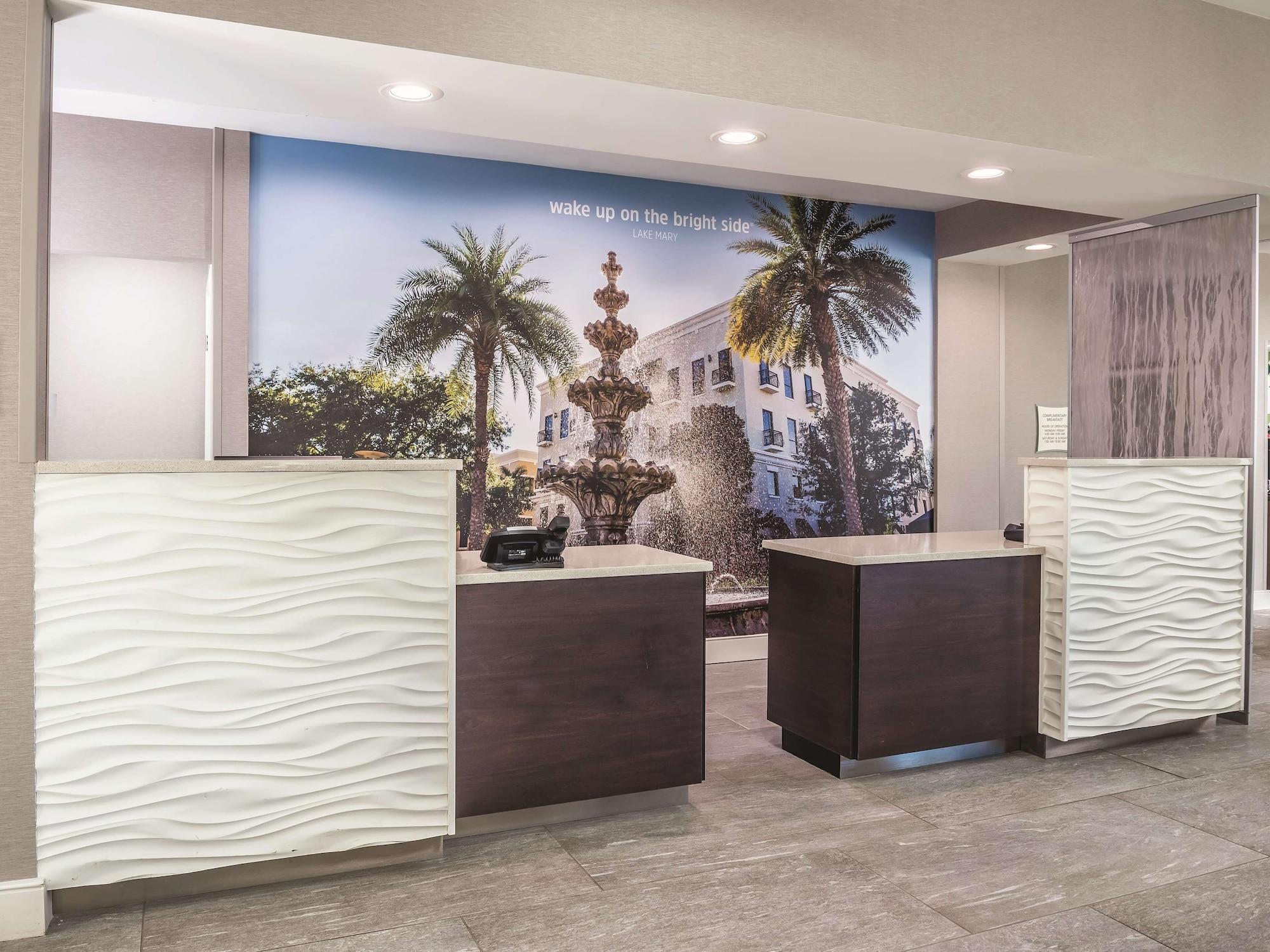 Vista Lobby La Quinta Inn & Suites by Wyndham Orlando Lake Mary