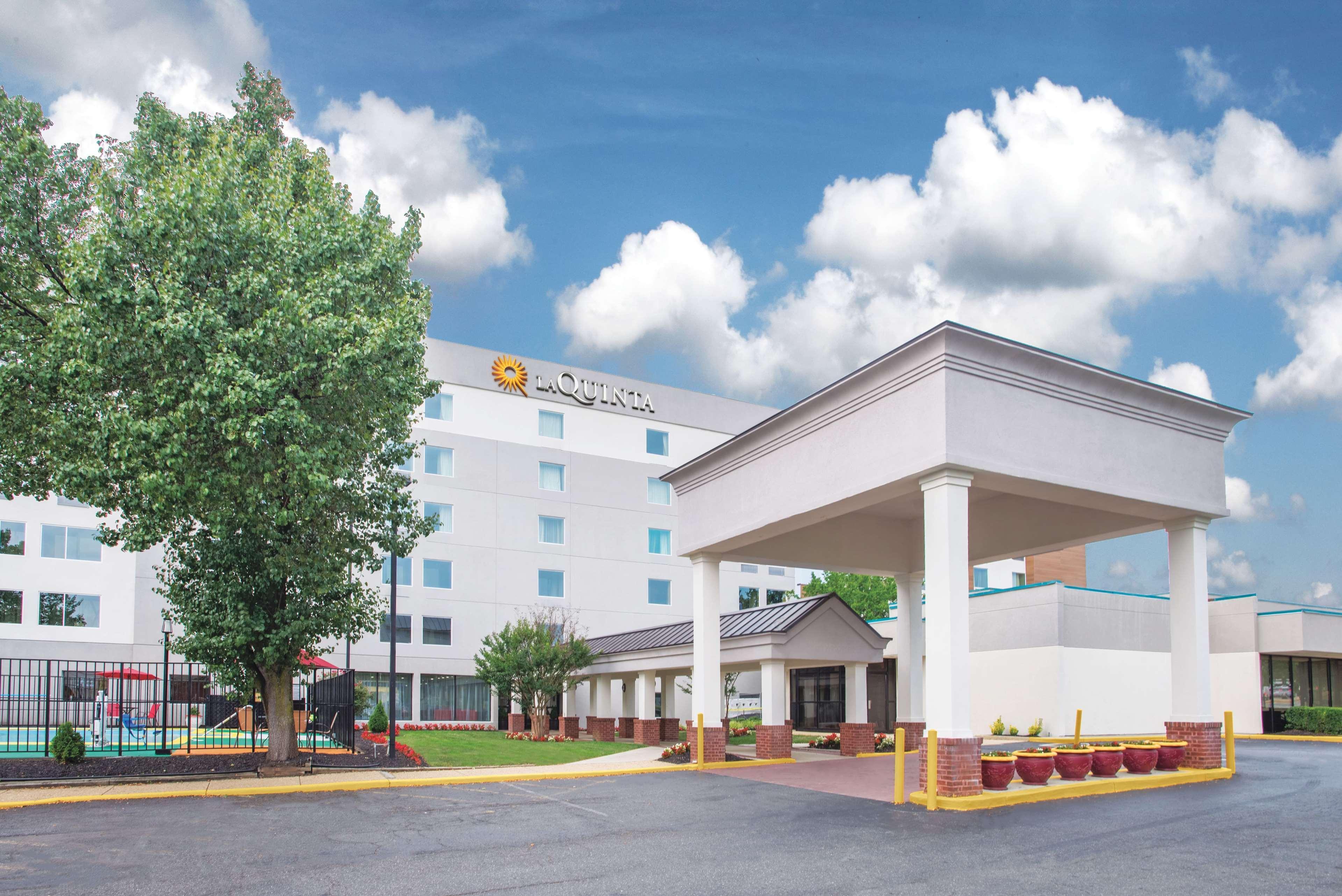 Vista Exterior La Quinta Inn & Suites by Wyndham DC Metro Capital Beltway