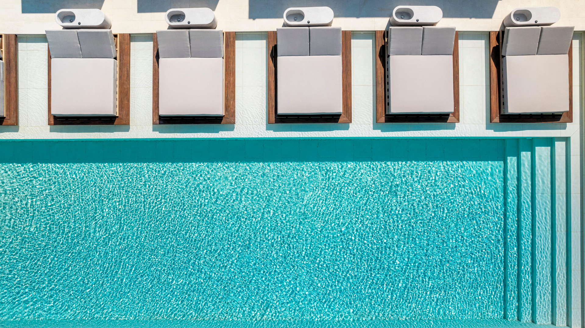 Vista Piscina The Londoner Hotel St. Julians