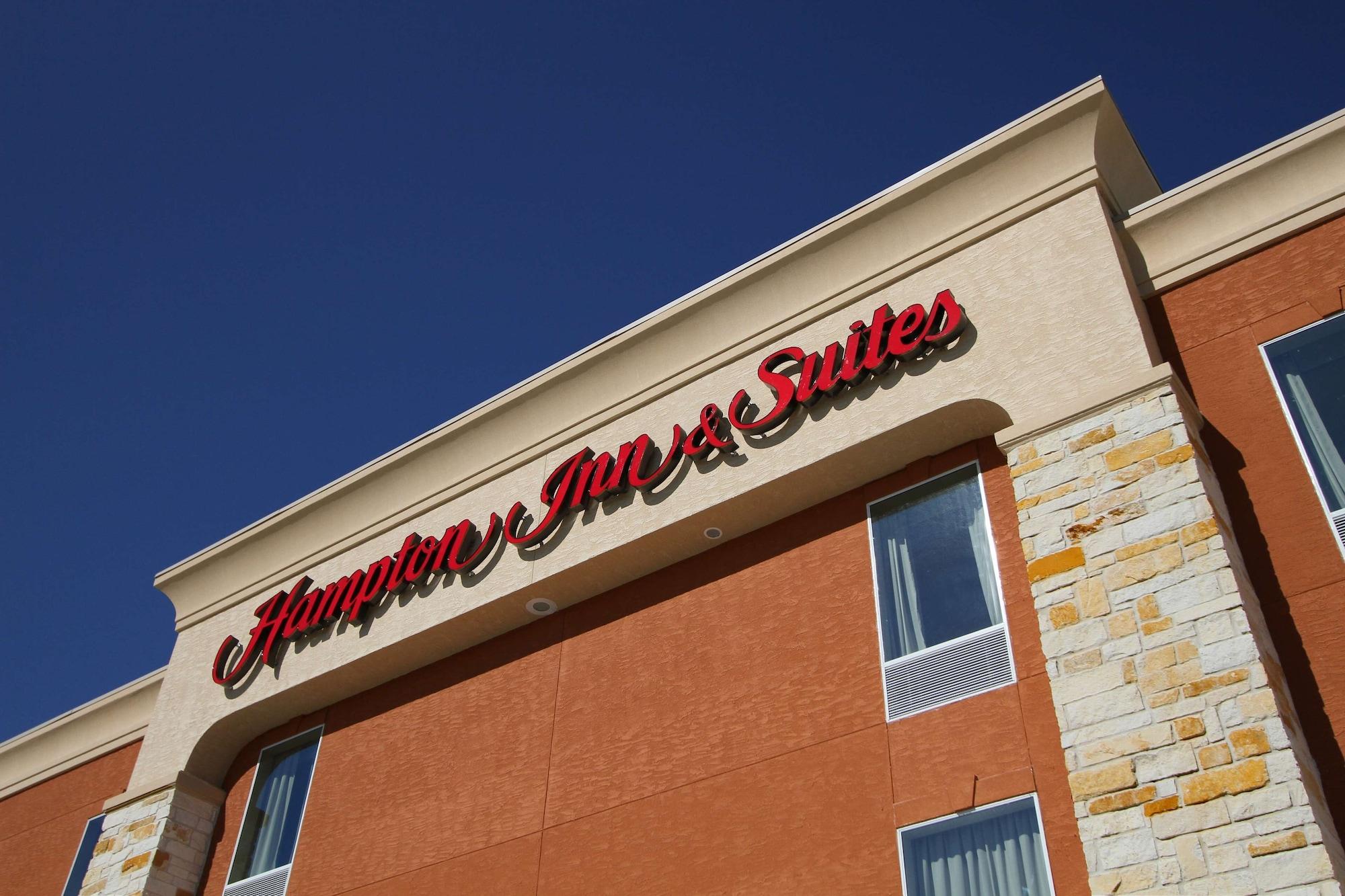 Vista Exterior Hampton Inn & Suites Winnie