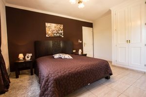 Alquiler Temporario - Luxury villa with tennis court, guest house, pr. Pool, climate, playground, wellness, BBQ