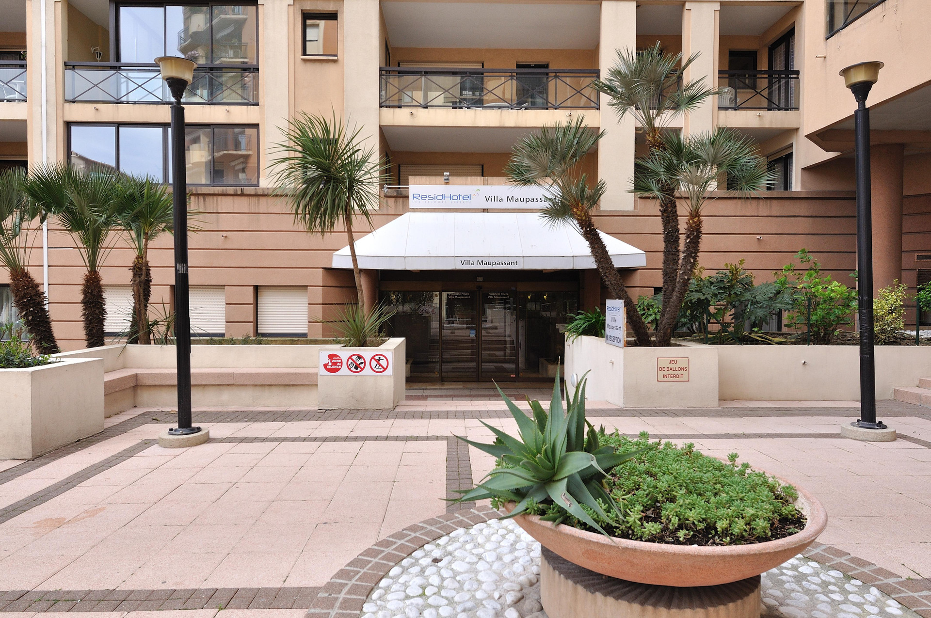 Vista Exterior Residhotel Villa Maupassant