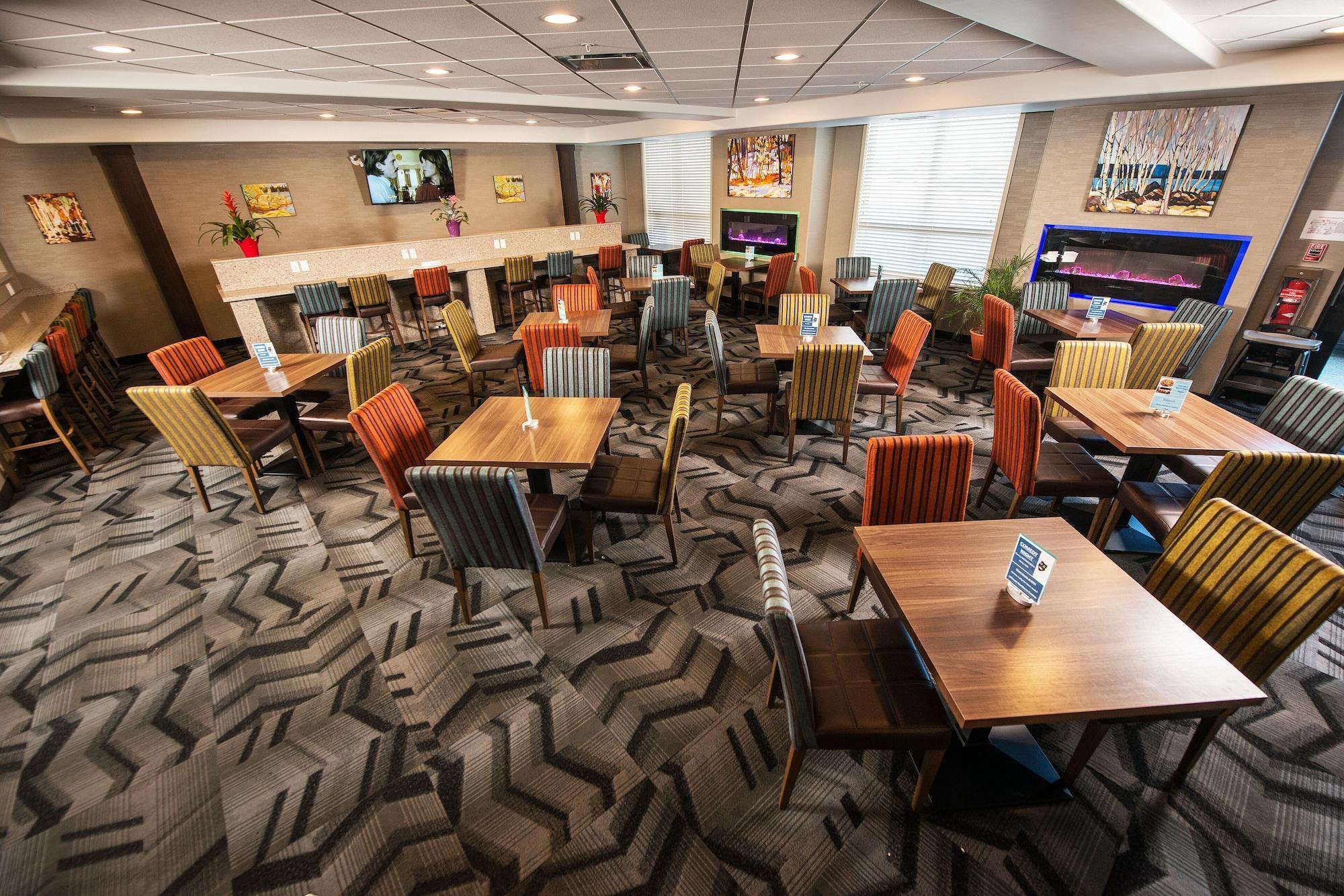 Restaurant Encore Suites by Service Plus Inns