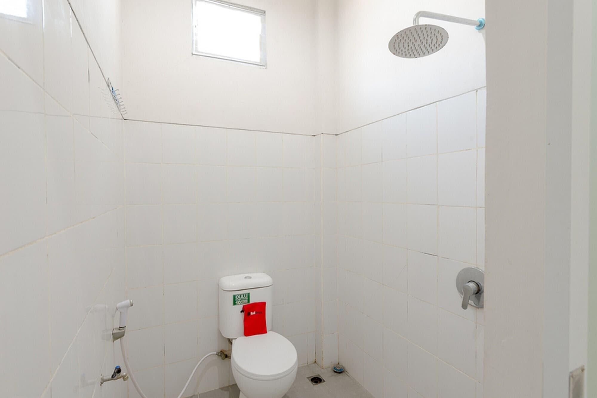 Equipamiento de Habitación RedDoorz Plus Syariah @ Raya Nginden 2