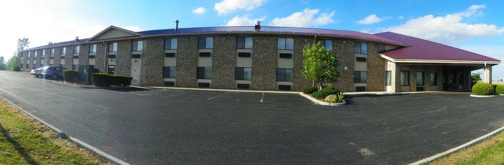 Vista Exterior Royalton Inn & Suites