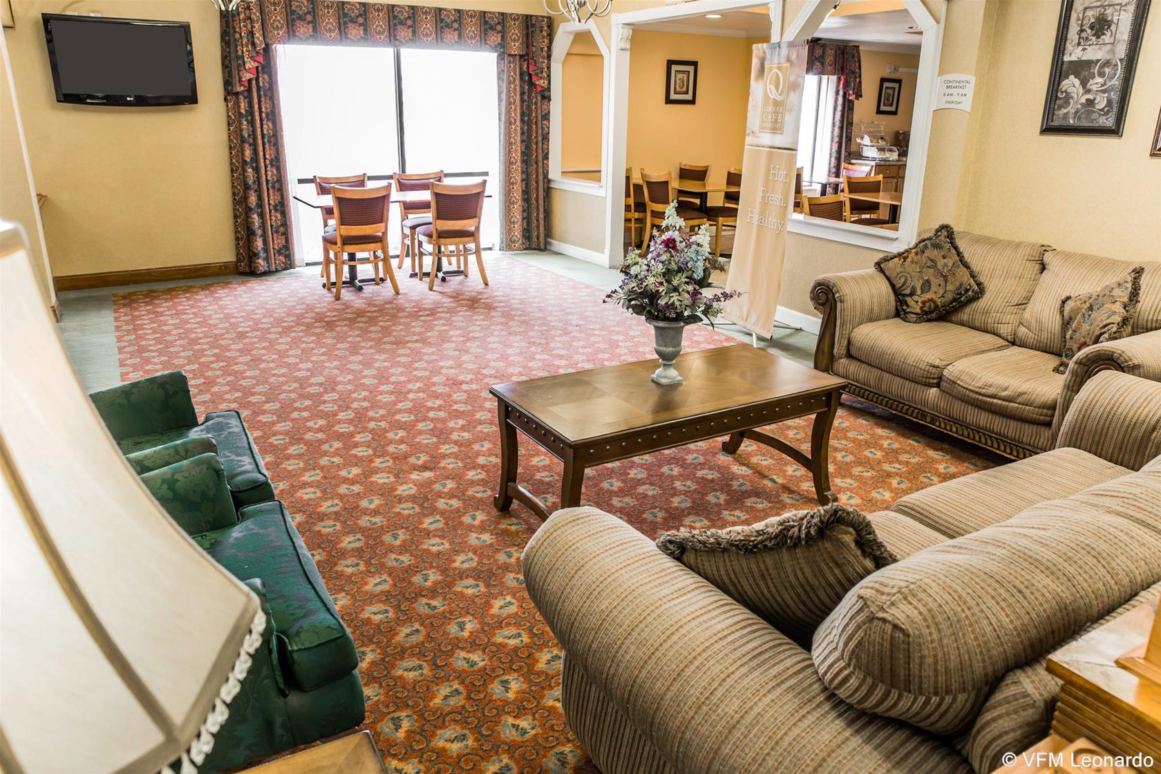 Vista Lobby La Quinta Inn & Suites by Wyndham Fayetteville I-95