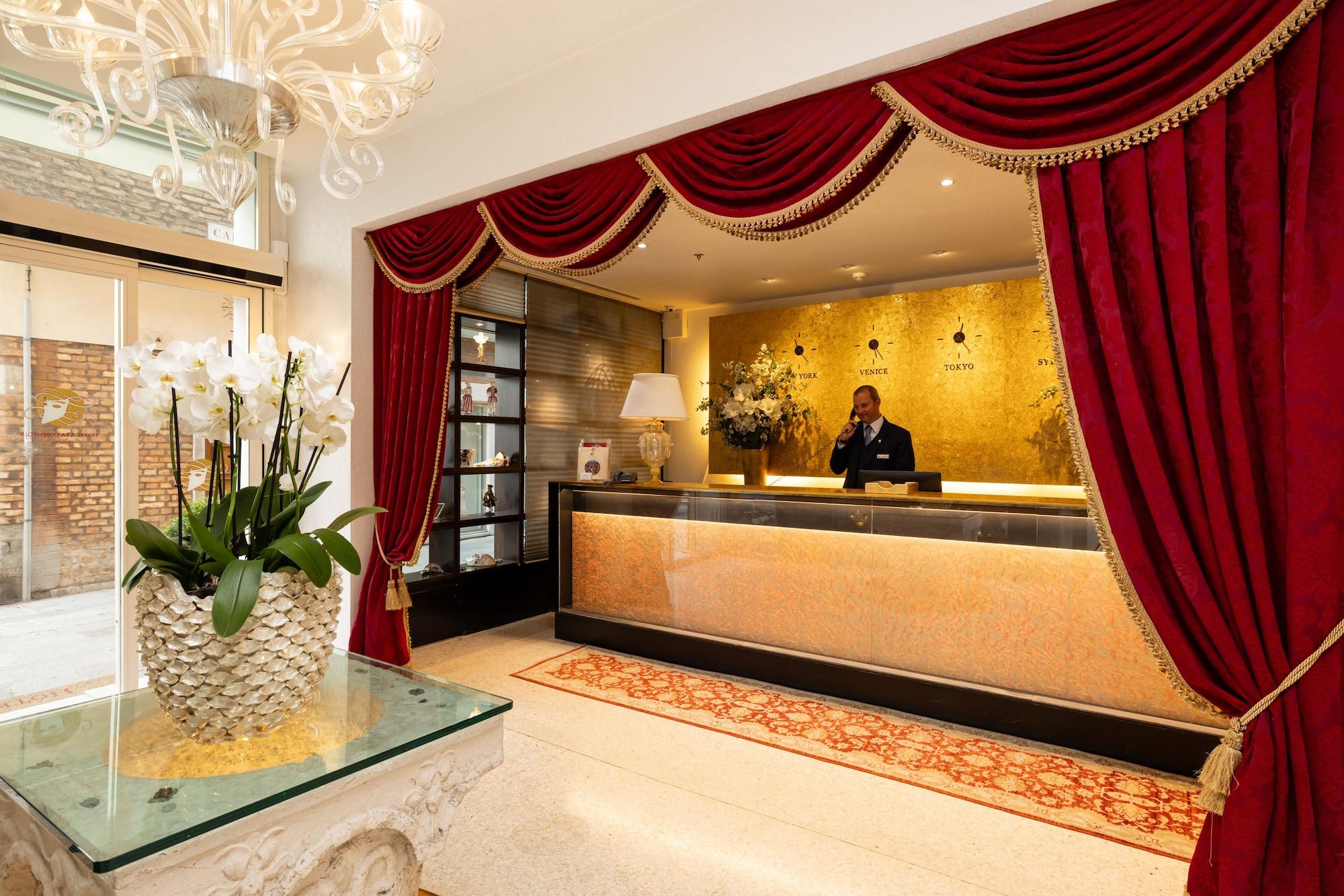 Vista Lobby Hotel A LA Commedia