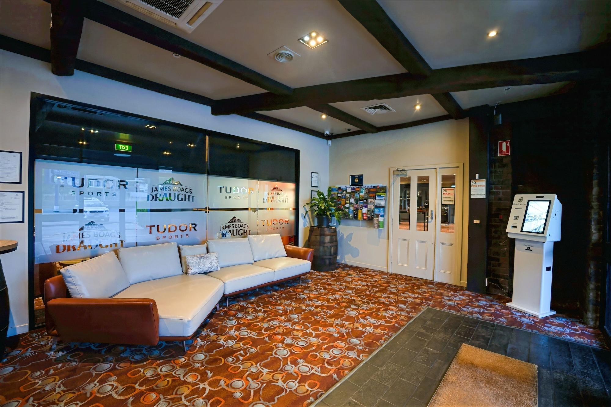 Vista Lobby Olde Tudor Hotel