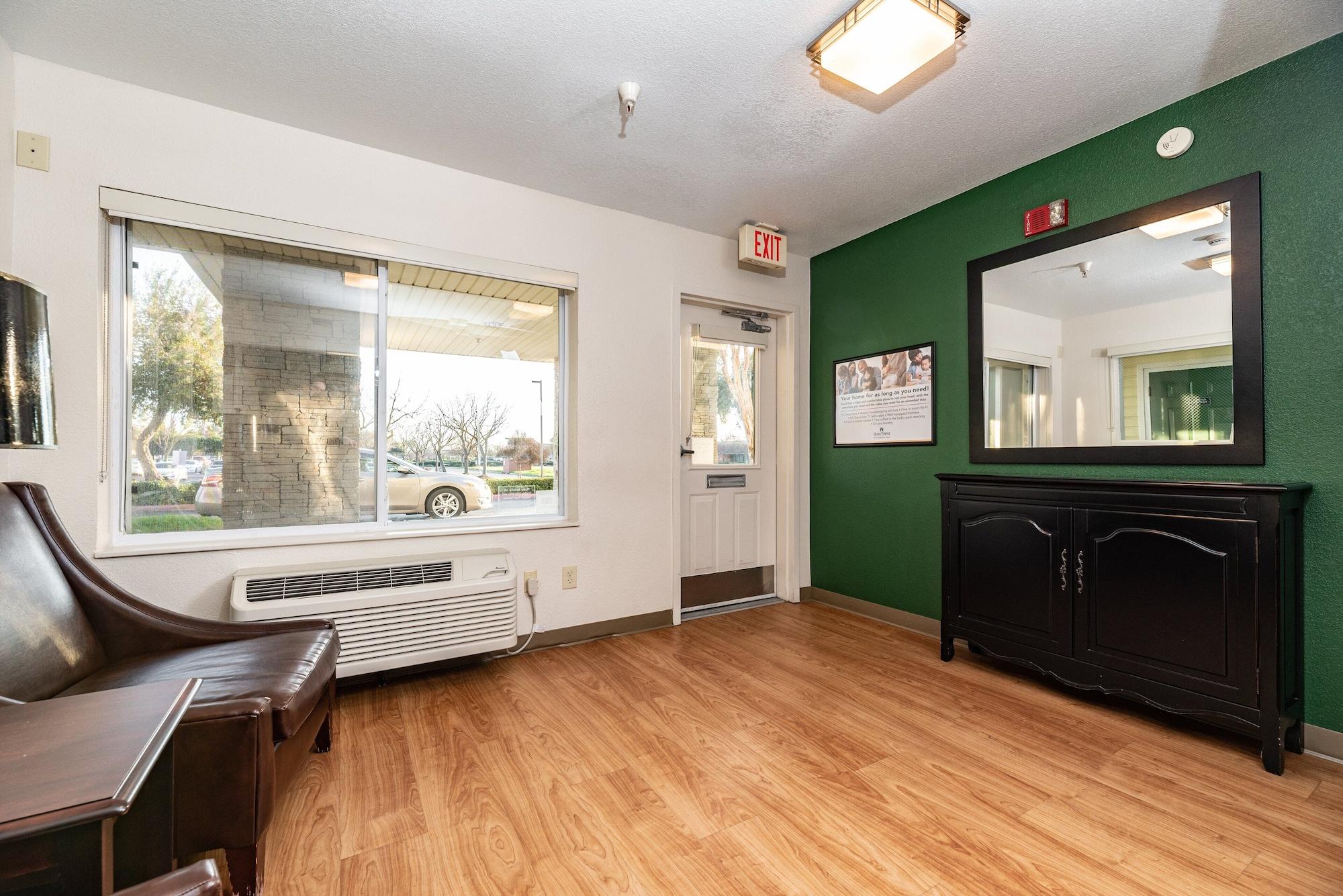 Vista Lobby HomeTowne Studios by Red Roof Fresno - West