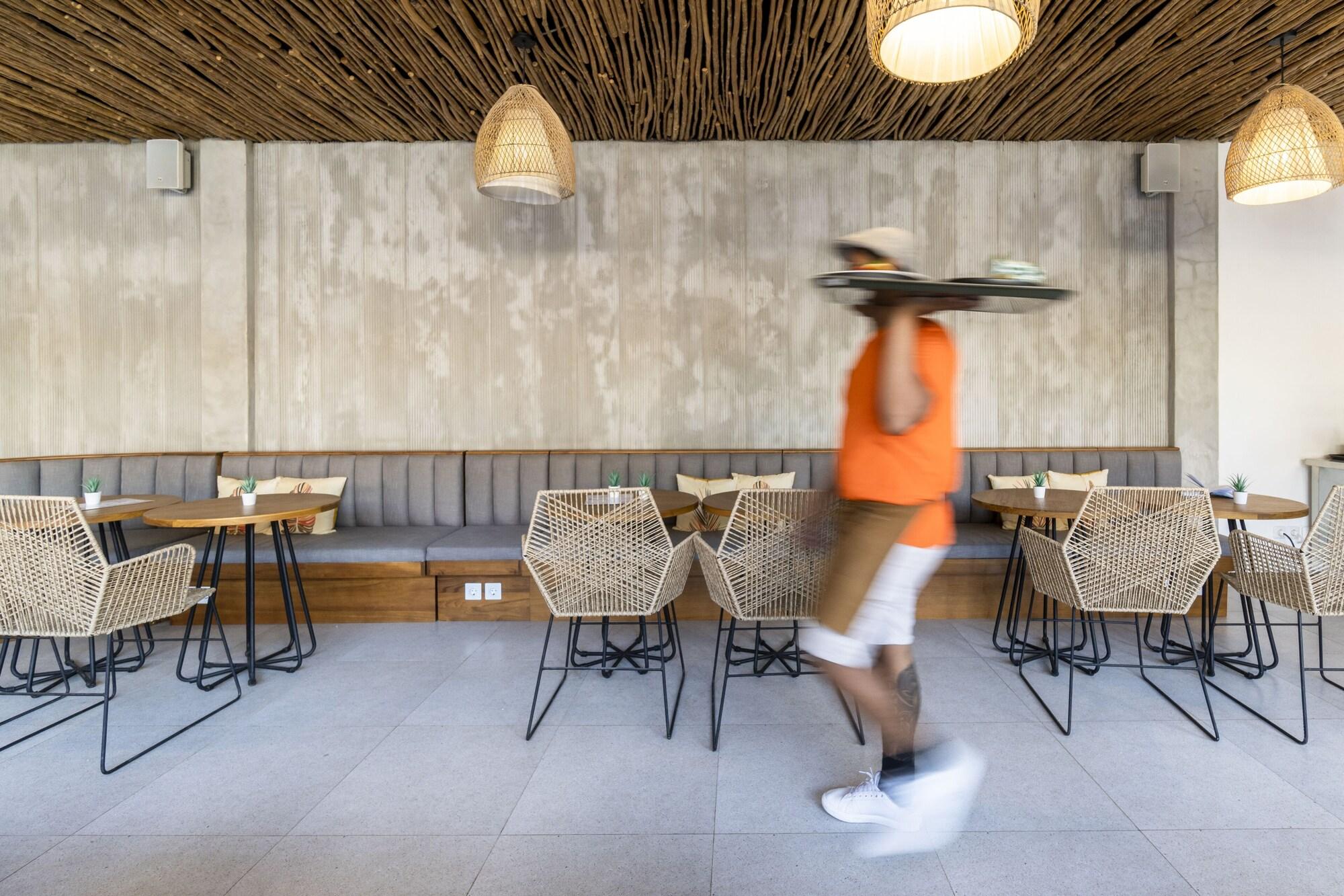 Restaurant Roomates Beach Hostel Canggu by Ini Vie Hospitality