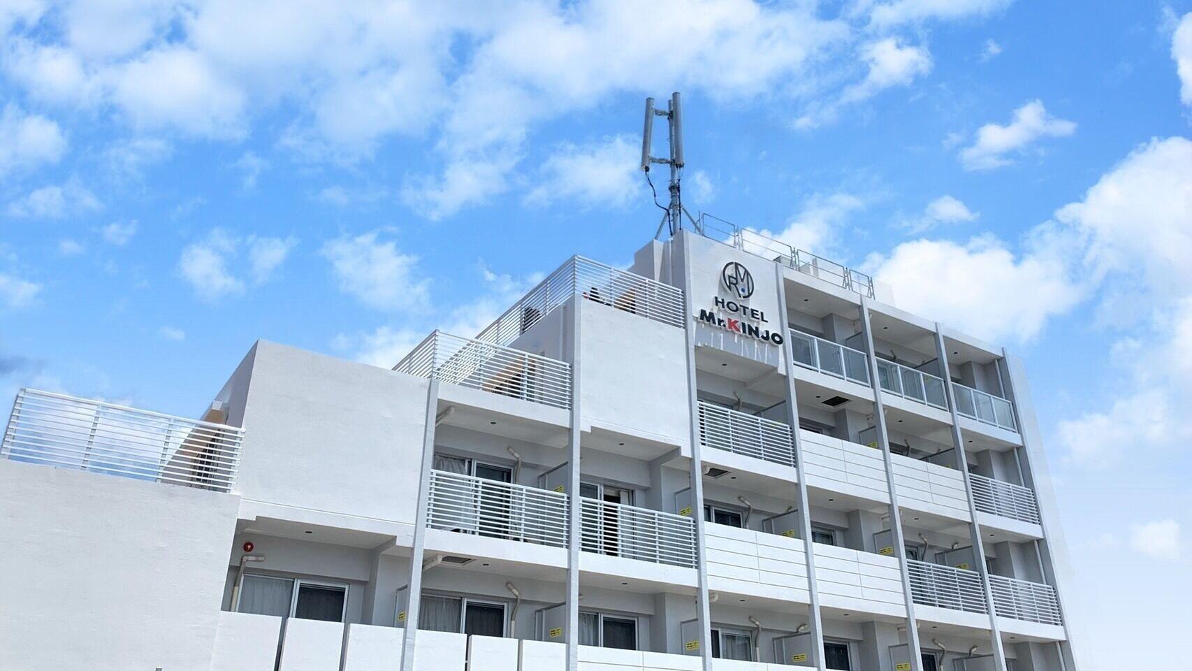 Vista Exterior Mr.KINJO in front of Manza Beach