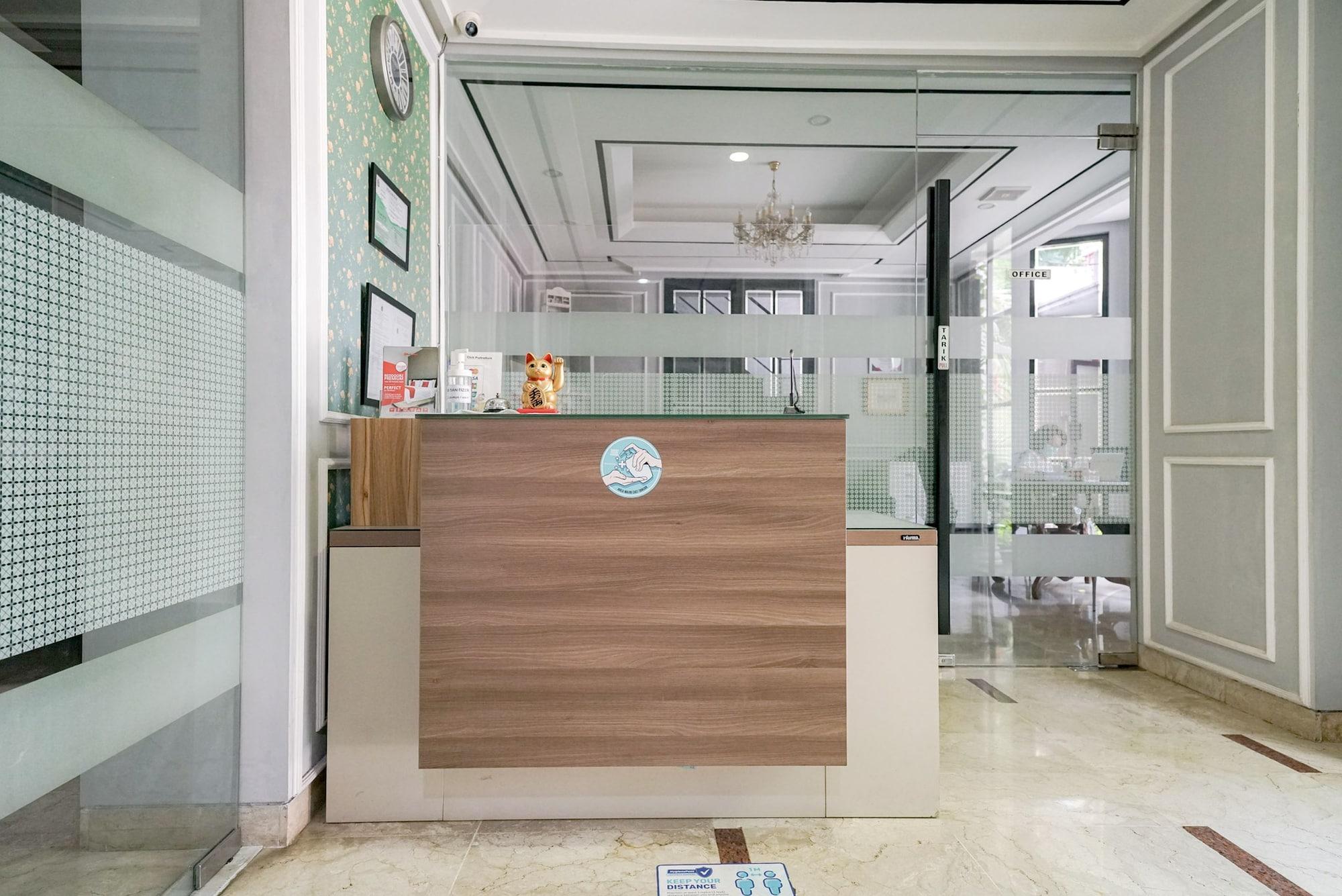 Vista Lobby RedDoorz Premium near RS Pondok Indah