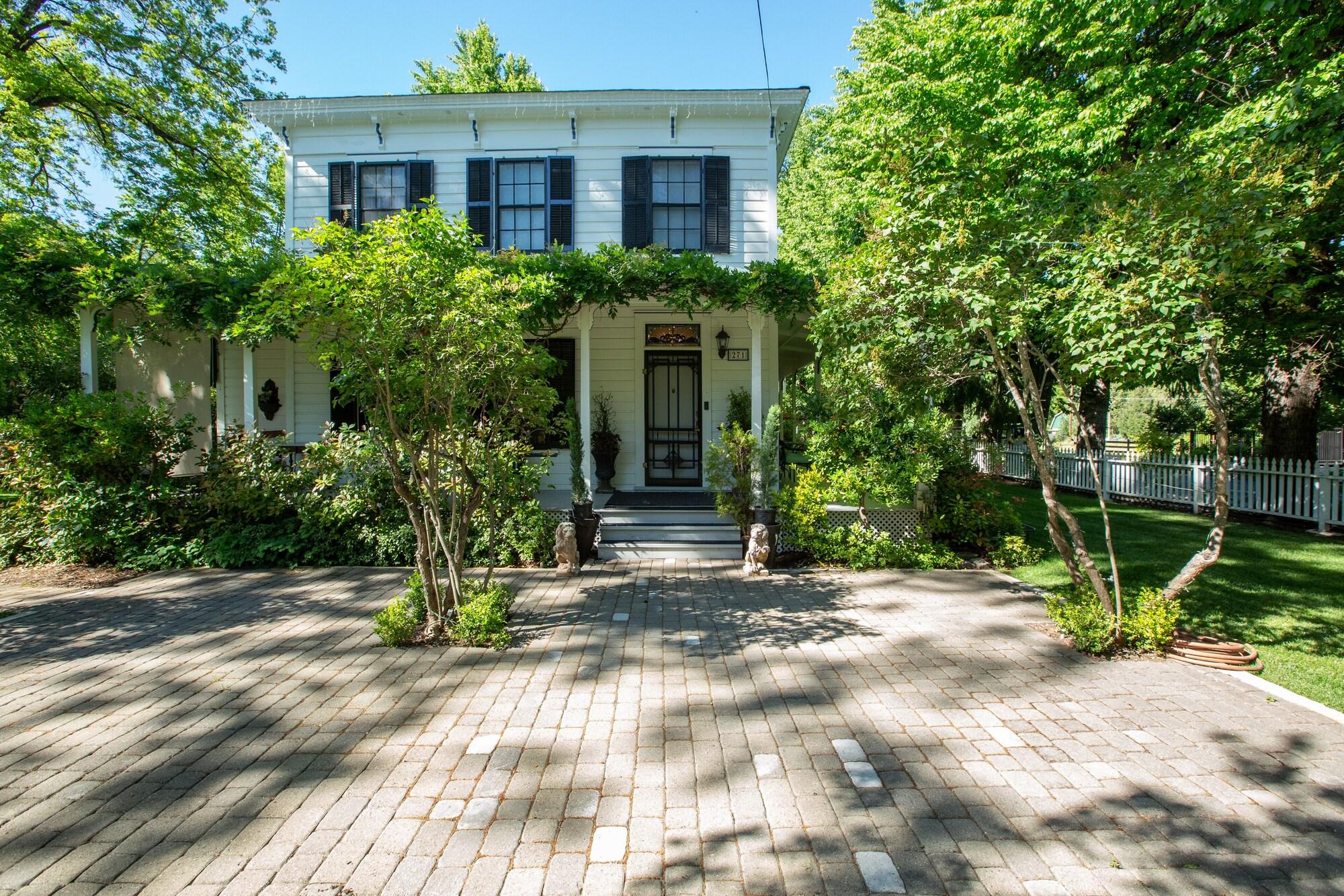 Varios Dunbar House Inn and Event Property