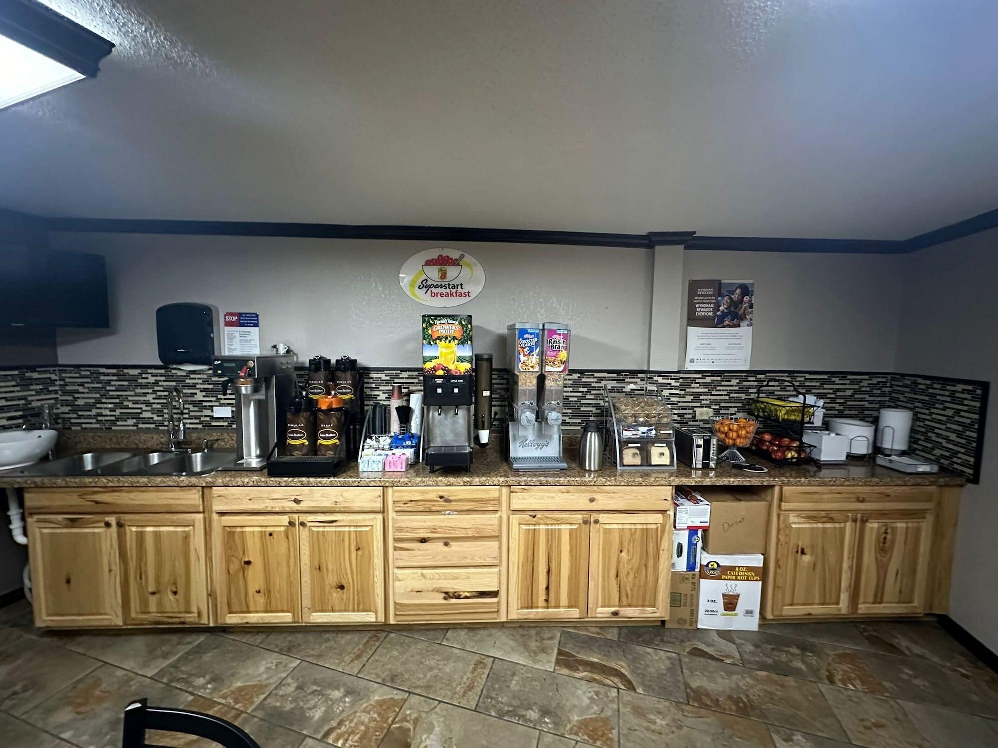 Restaurant Super 8 by Wyndham Athens TX