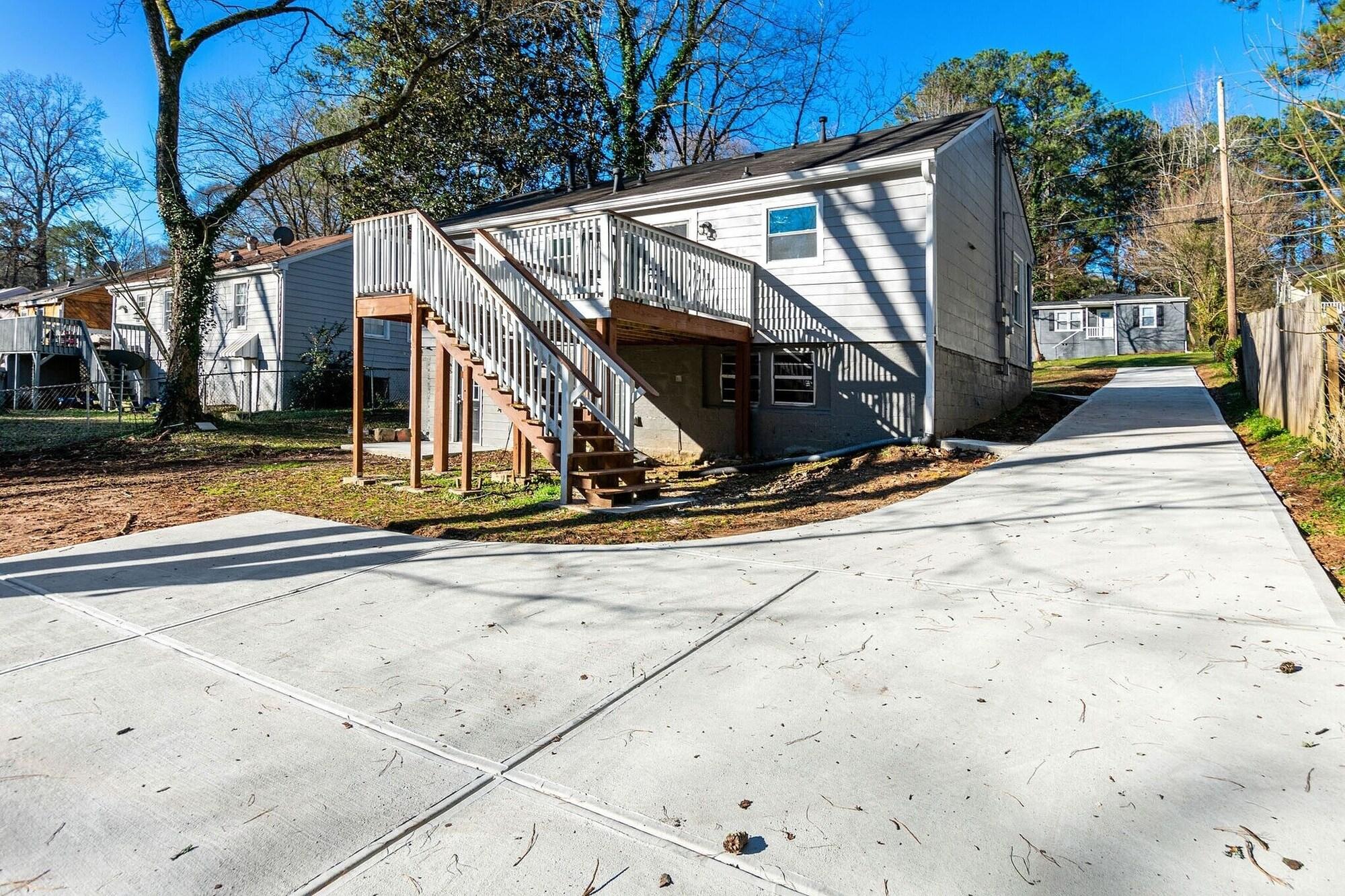 Exterior View Explore Atlanta! Enjoy All The City Has To Offer Without The Noise And Stress Of City Life! 2 Bedroom Home by Redawning