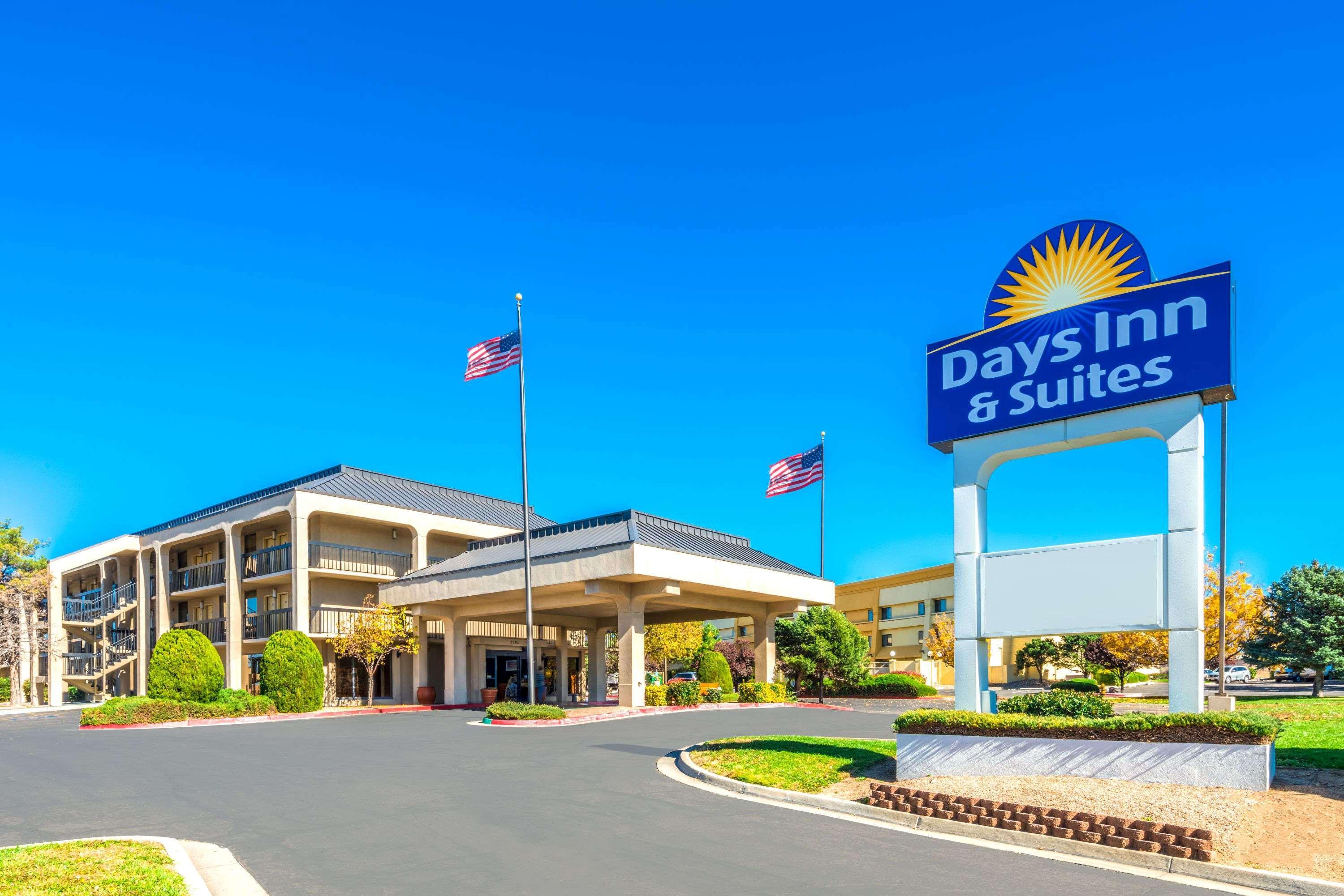 Vista Exterior Days Inn & Suites by Wyndham Albuquerque North