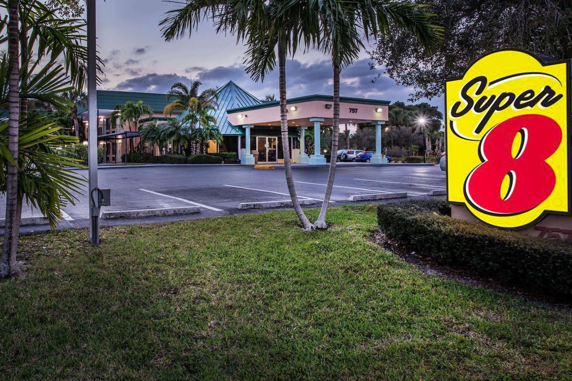 Vista Exterior Super 8 by Wyndham North Palm Beach