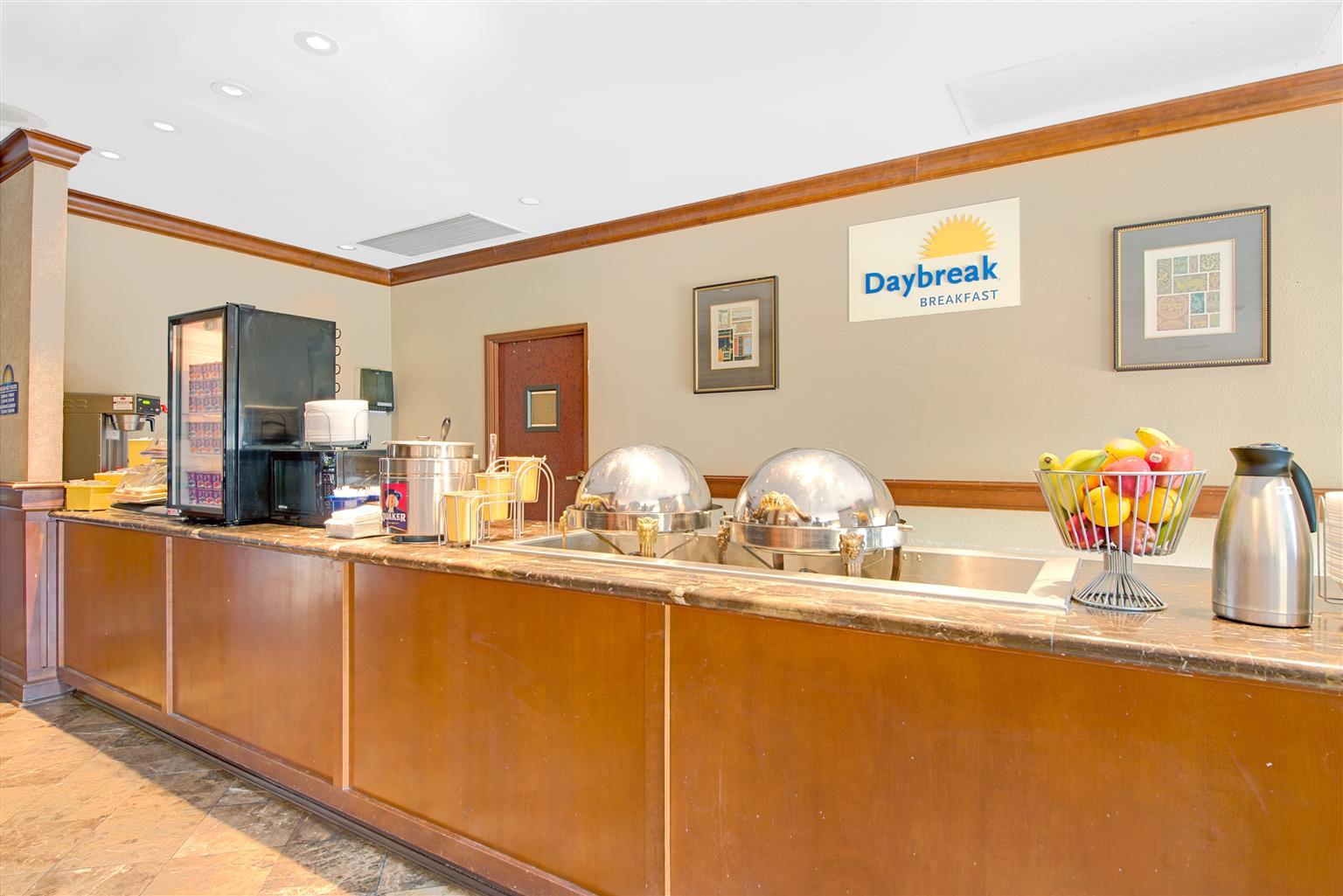 Restaurant Days Inn and Suites by Wyndham St. Louis/Westport Plaza