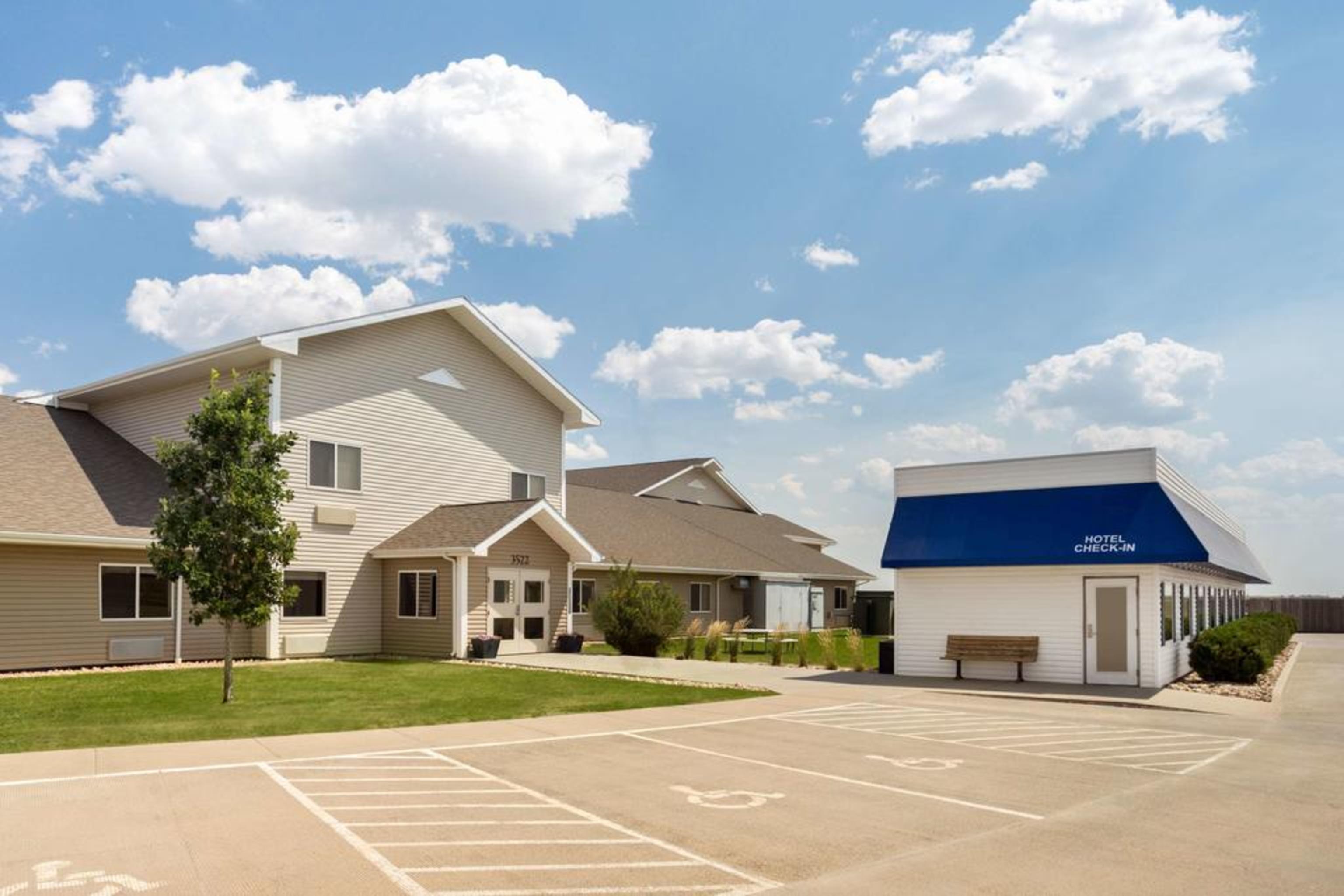 Vista Exterior Travelodge by Wyndham Bill WY Thunder Basin Ntl Grassland