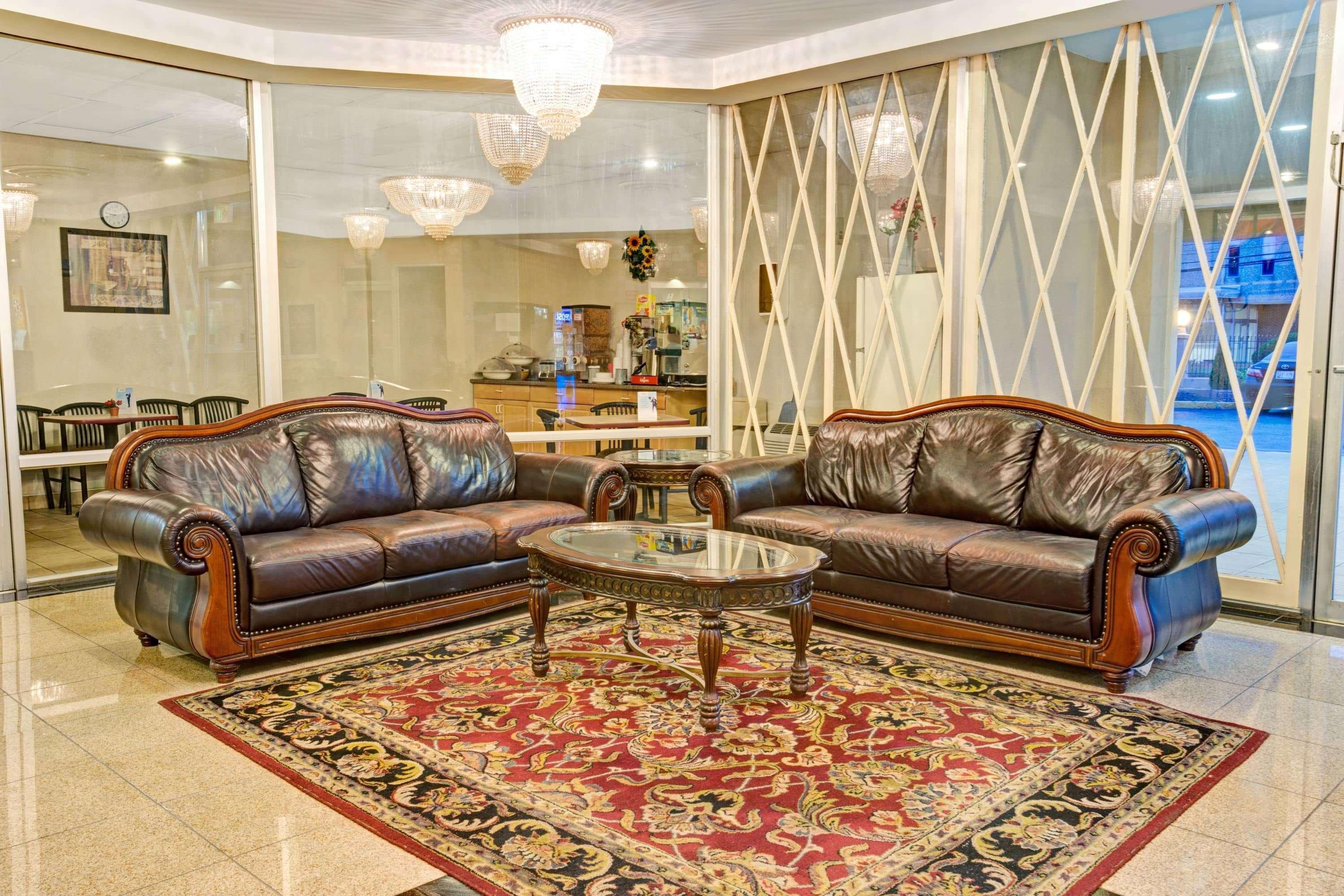 Vista Lobby Howard Johnson by Wyndham Pikesville