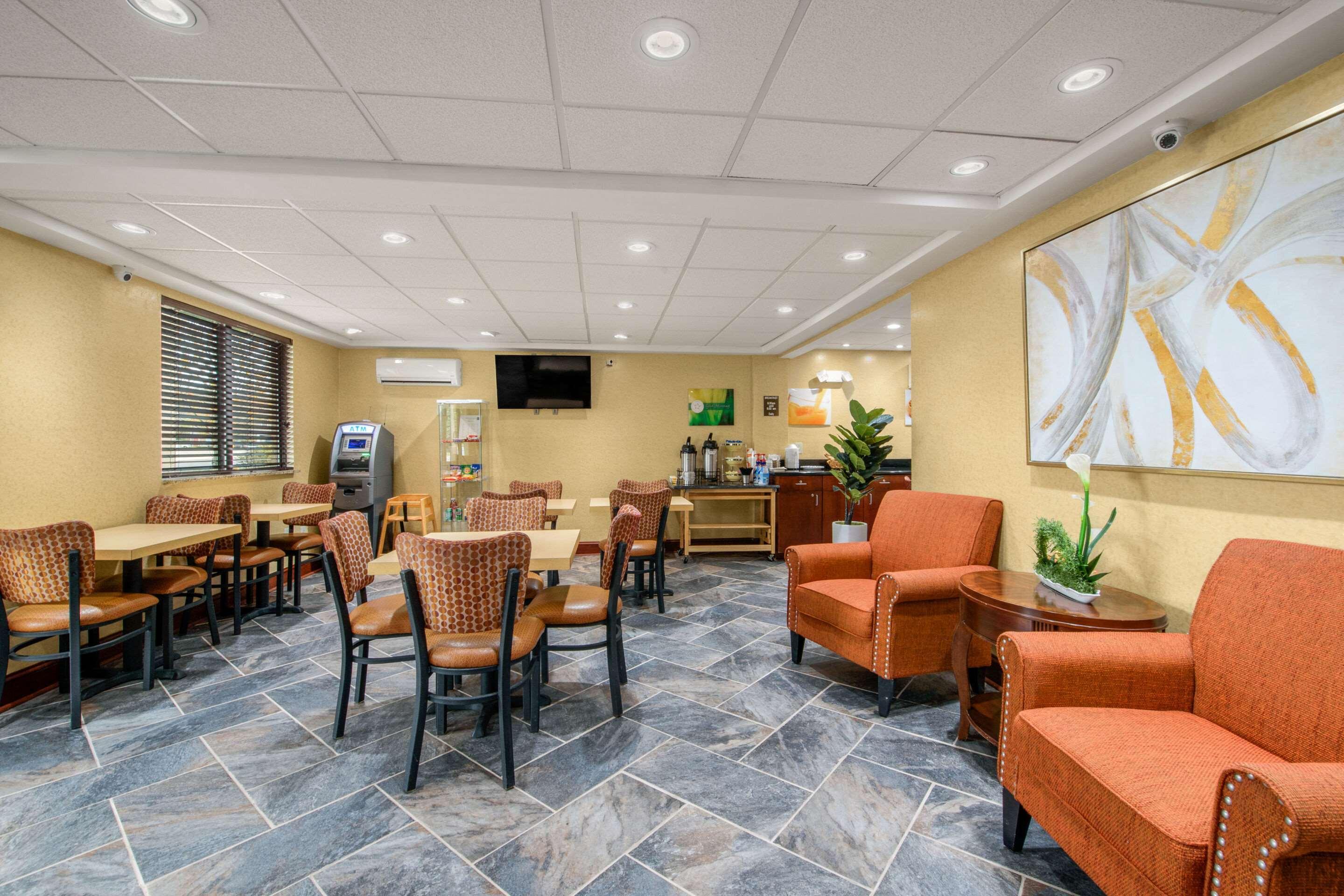 Vista Lobby Quality Inn & Suites Atlantic City Marina District