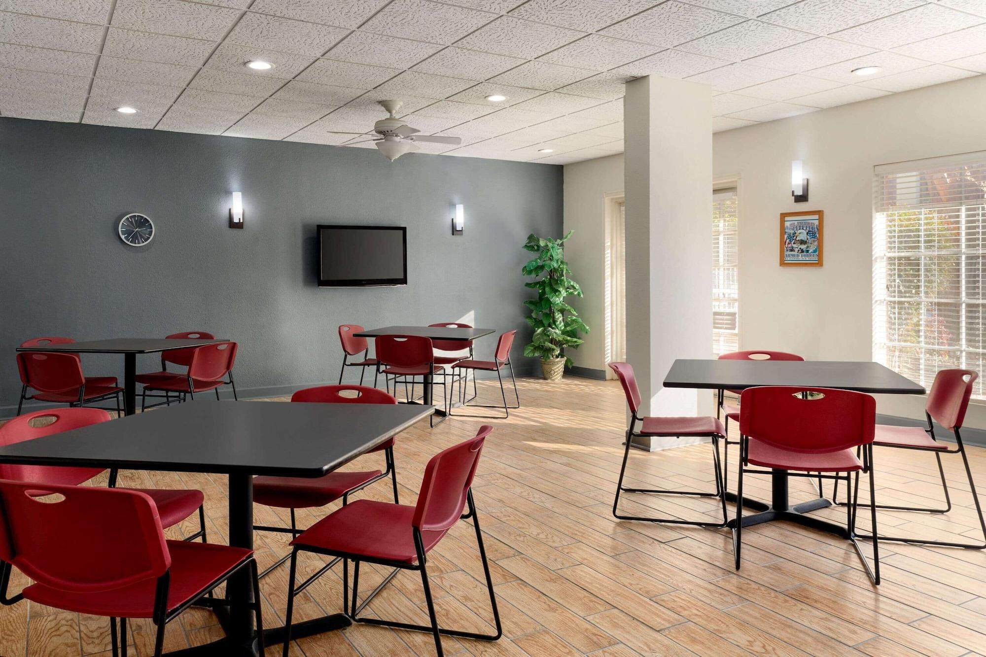Restaurant Days Inn by Wyndham Lawton