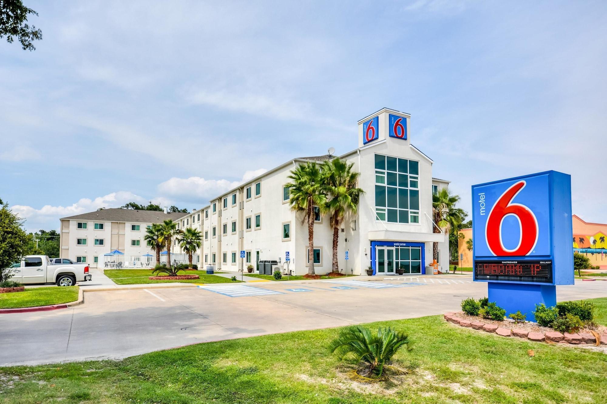 Vista Exterior Motel 6 Biloxi, MS - Beach