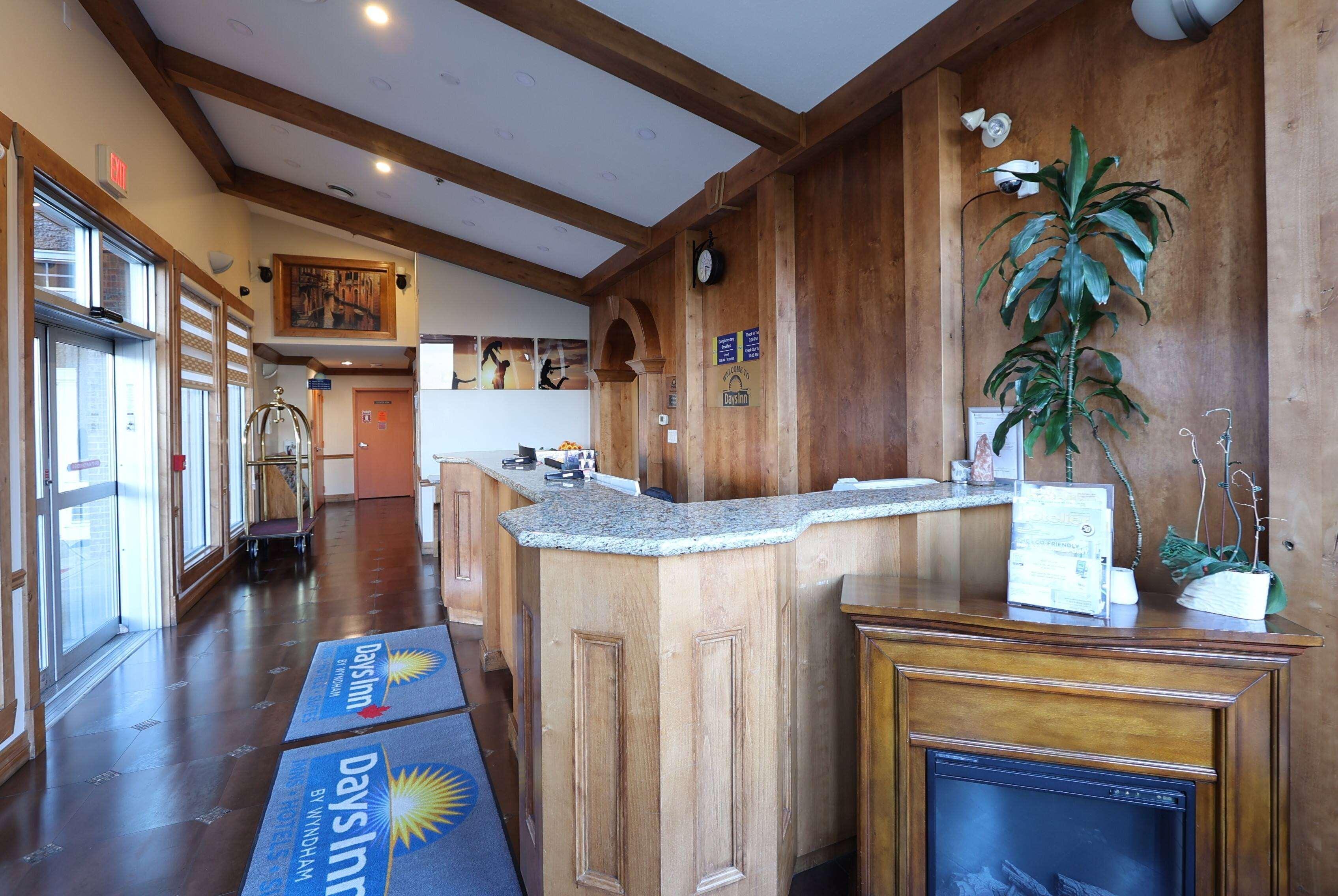 Vista Lobby Days Inn by Wyndham Surrey