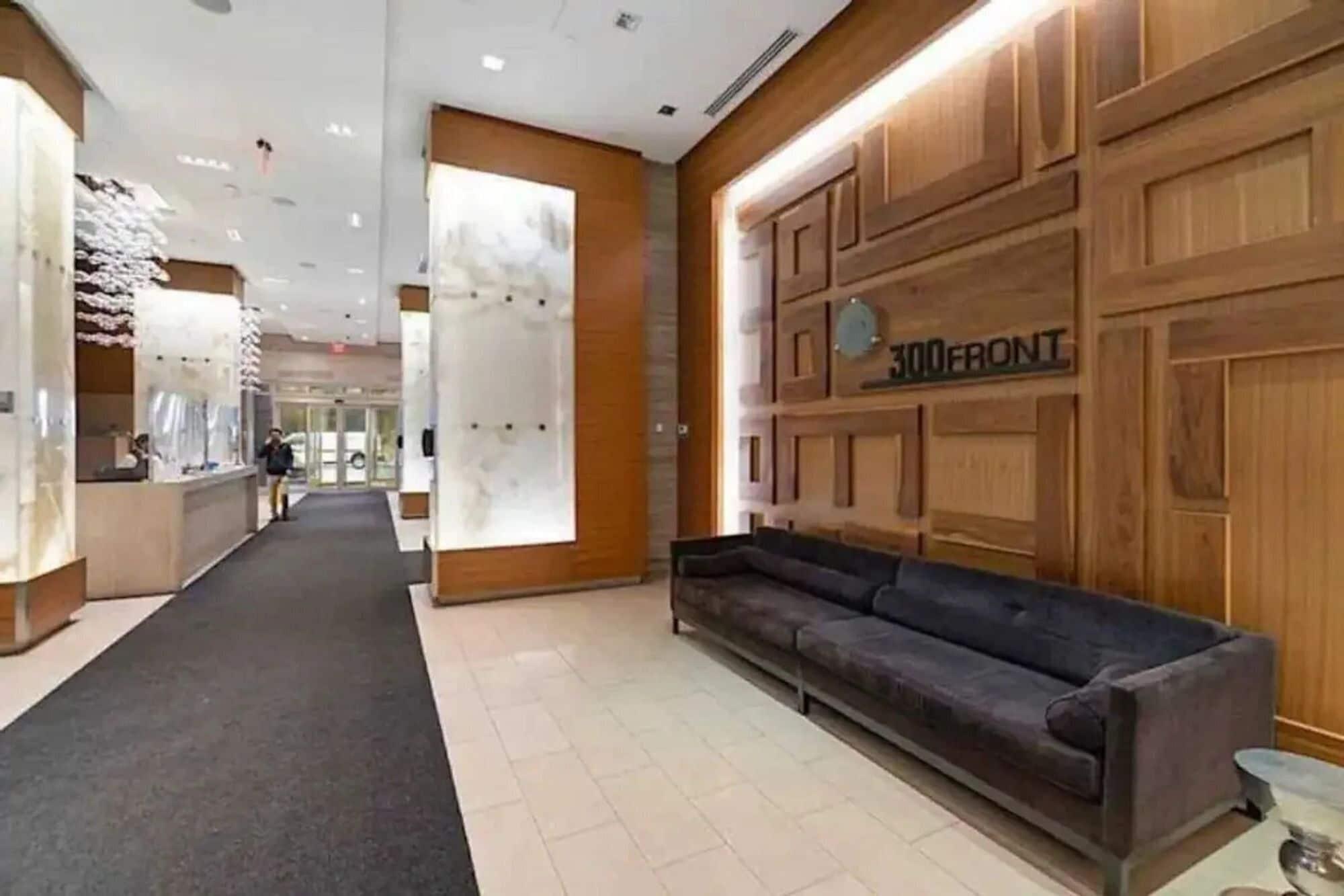 Vista Lobby Harbour Downtown cn Tower