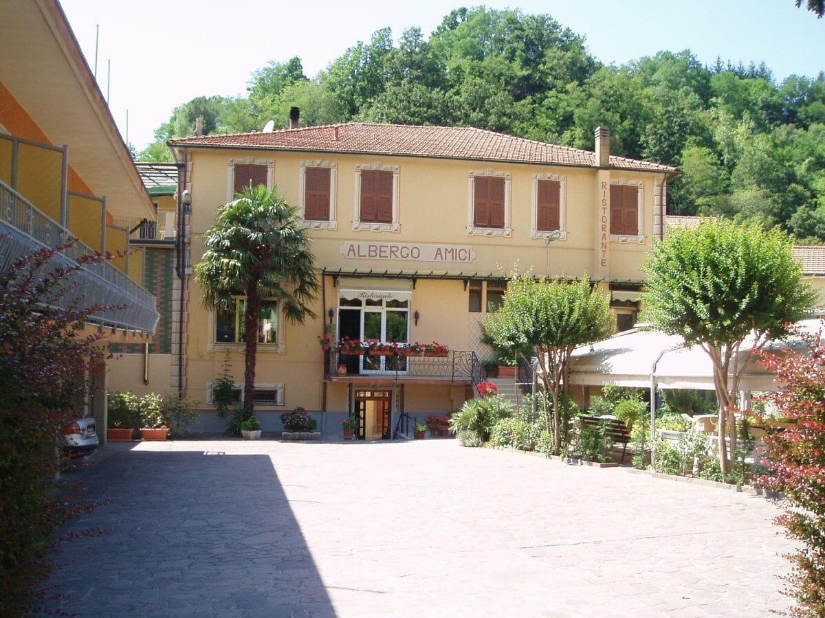 Varios Albergo Amici