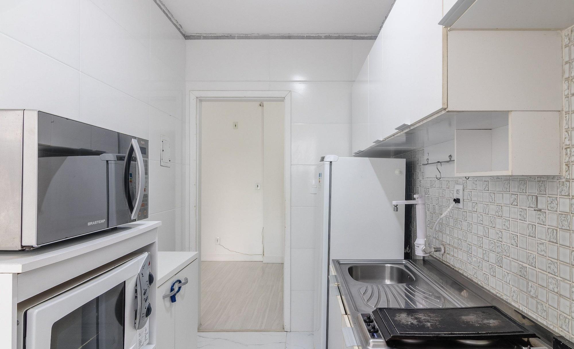 Equipamiento de Habitación Full 2-bed Apt 80m From the Beach in BC