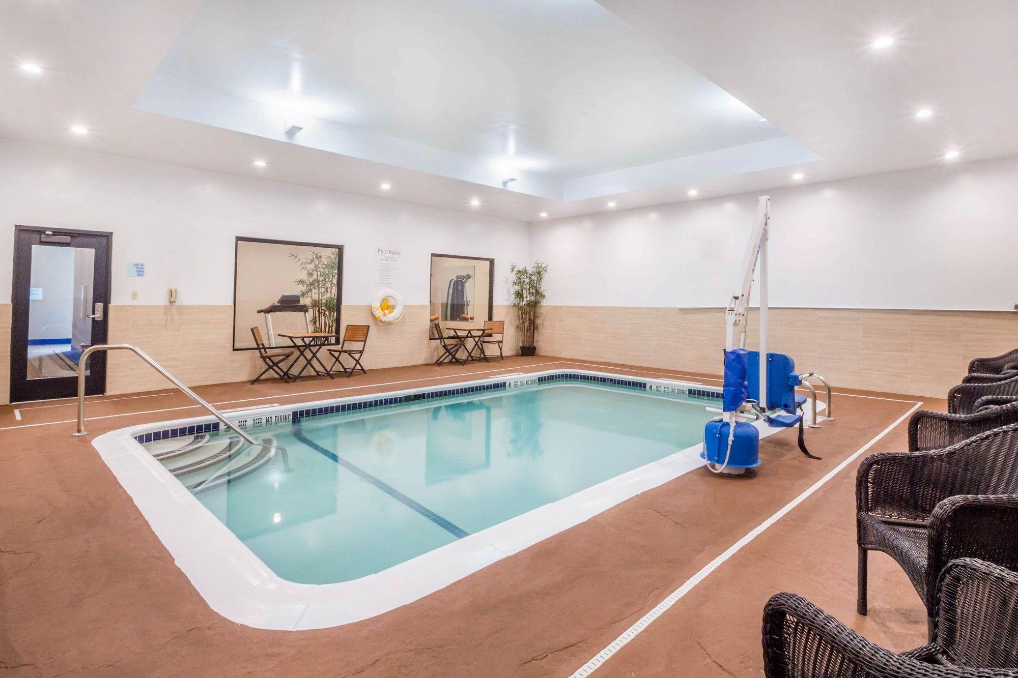Vista Piscina Comfort Inn & Suites Airport - Wolf Road
