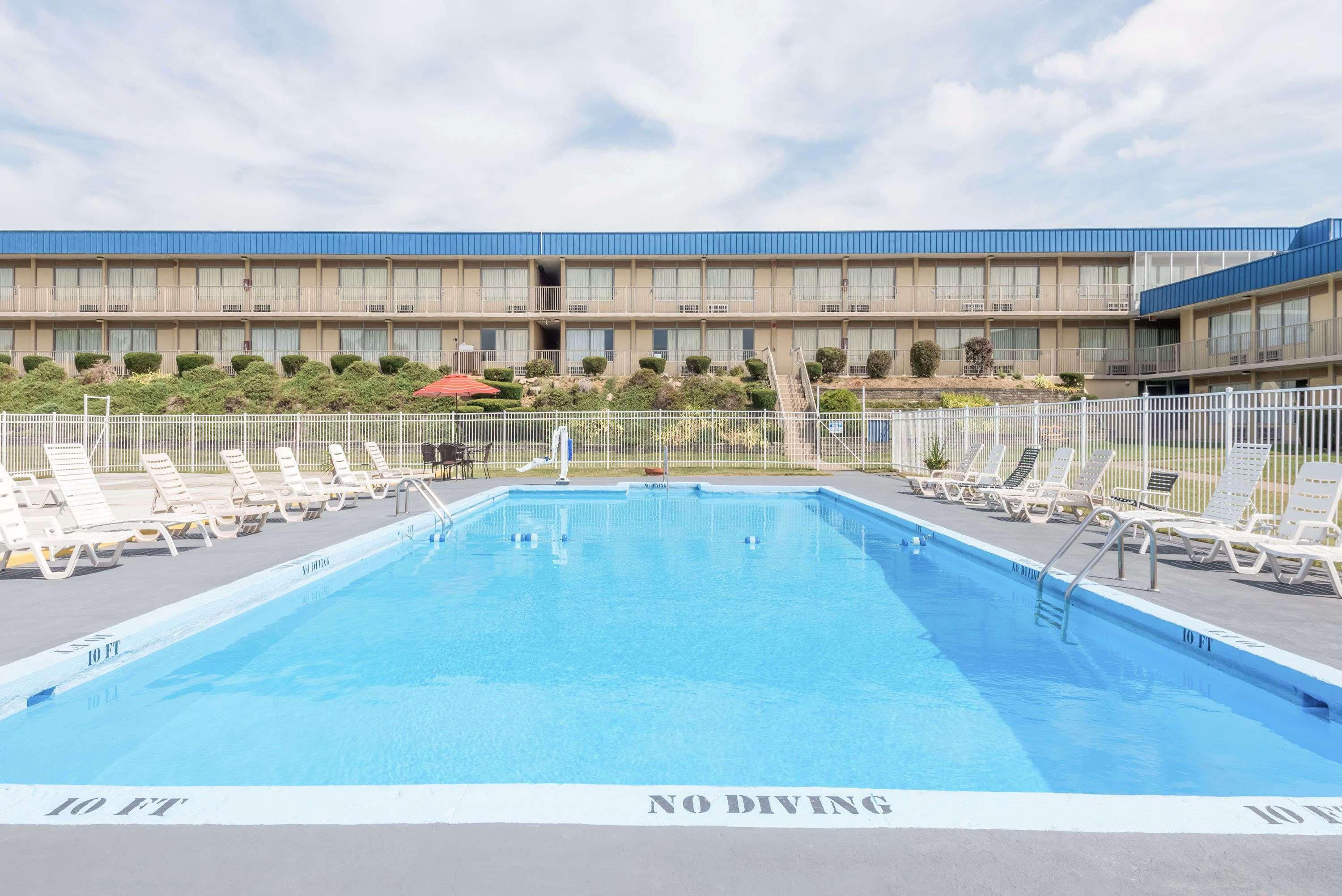 Vista Piscina Days Inn by Wyndham St Clairsville