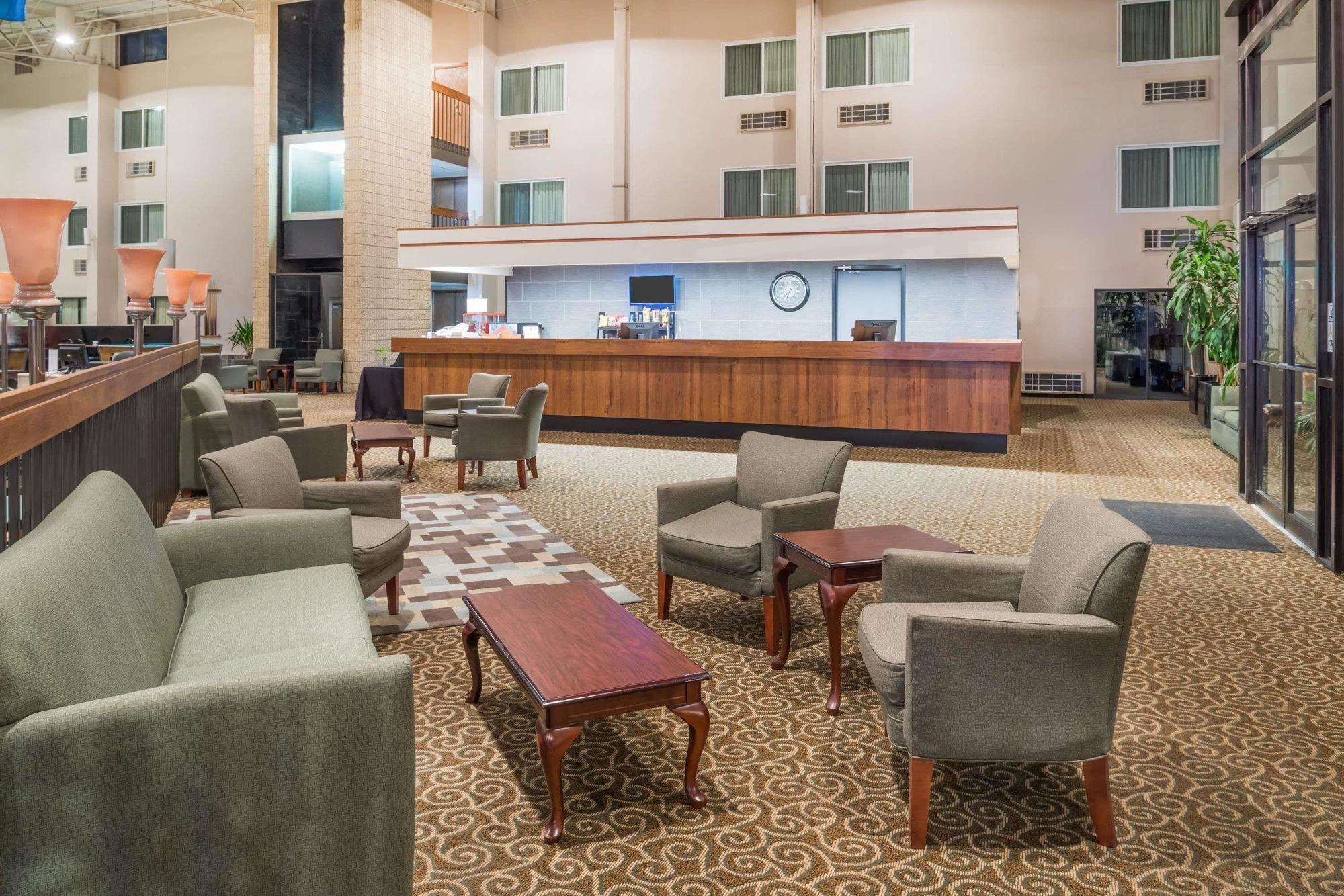 Vista Lobby Days Inn by Wyndham Kirksville