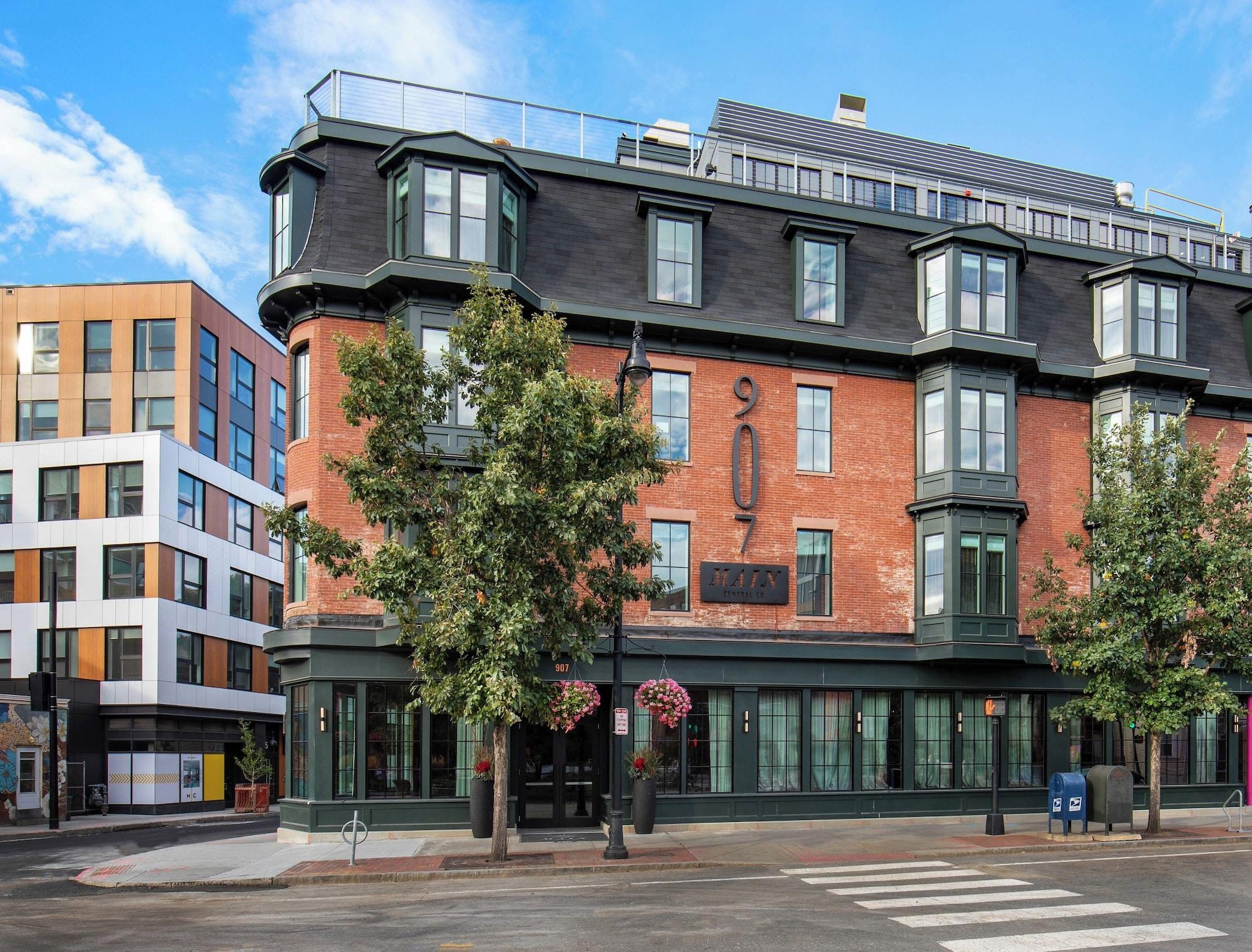 Varios Lark Hotels 907 Main