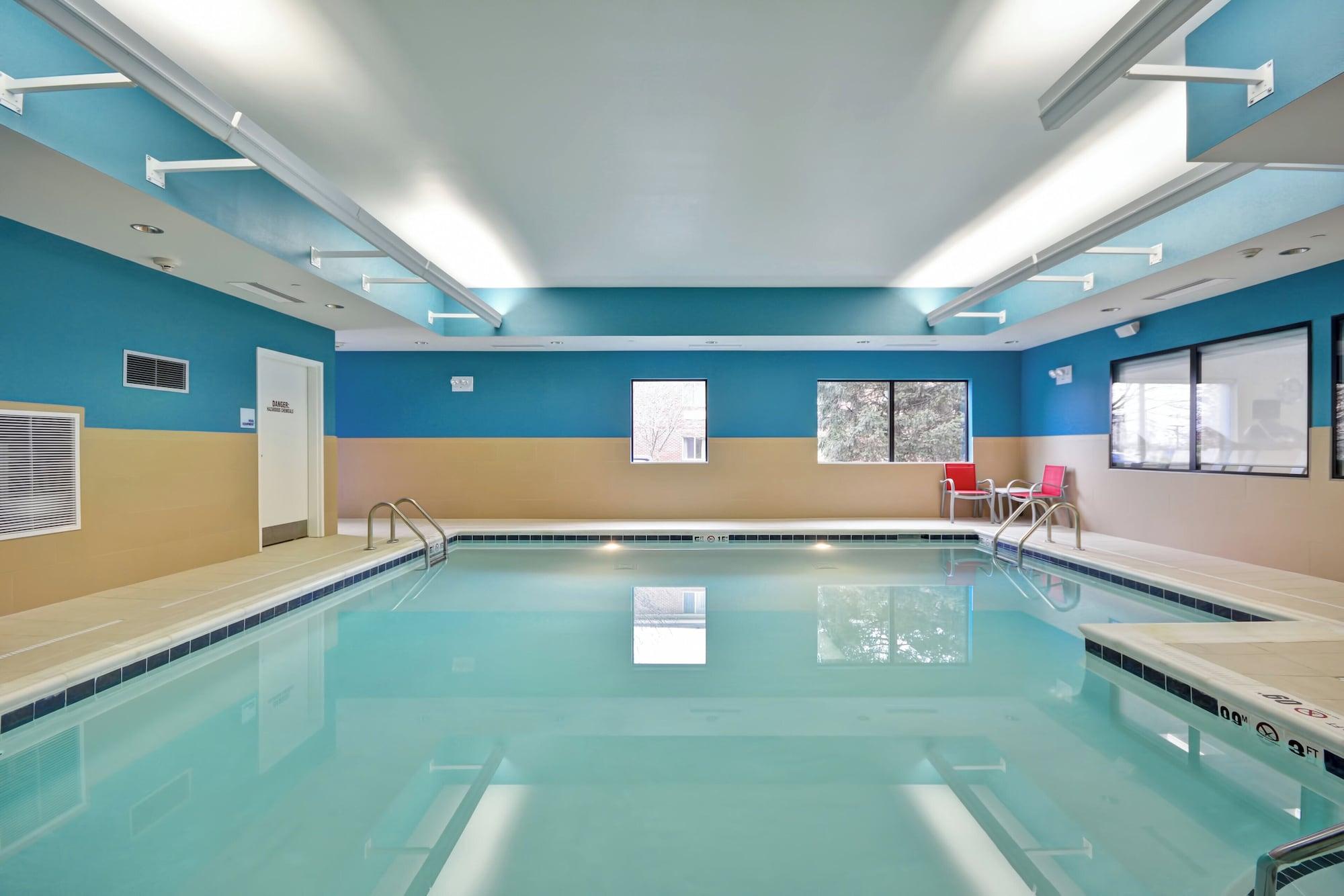 Vista Piscina Holiday Inn Express Evansville by IHG