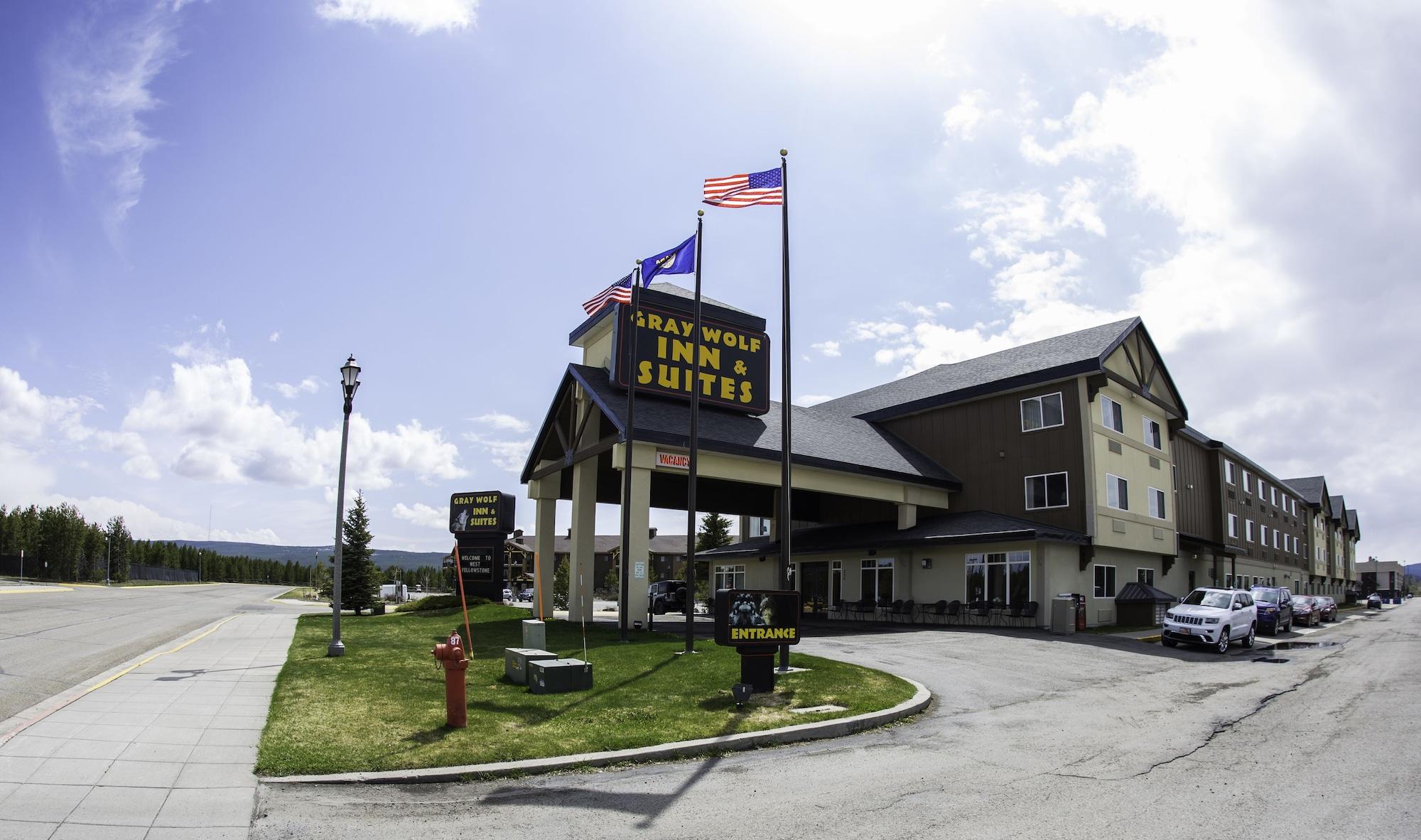 Vista Exterior Gray Wolf Inn & Suites