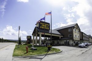 Alojamiento - Gray Wolf Inn & Suites