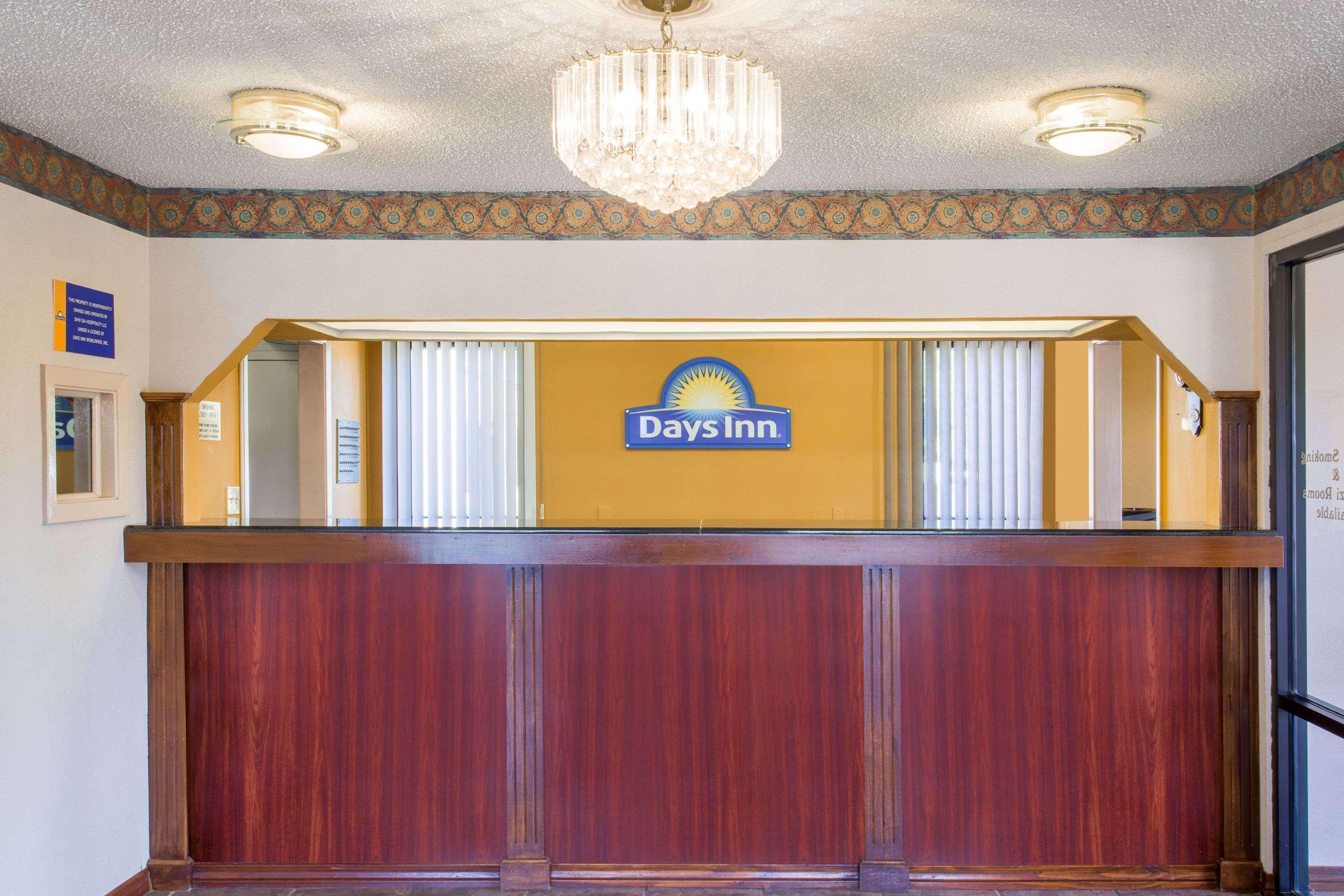 Vista Lobby Days Inn by Wyndham Picayune