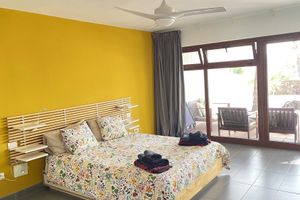 Alquiler Vacacional - Modern, spacious apartment with sea-view, centrally located, near beach & shops.