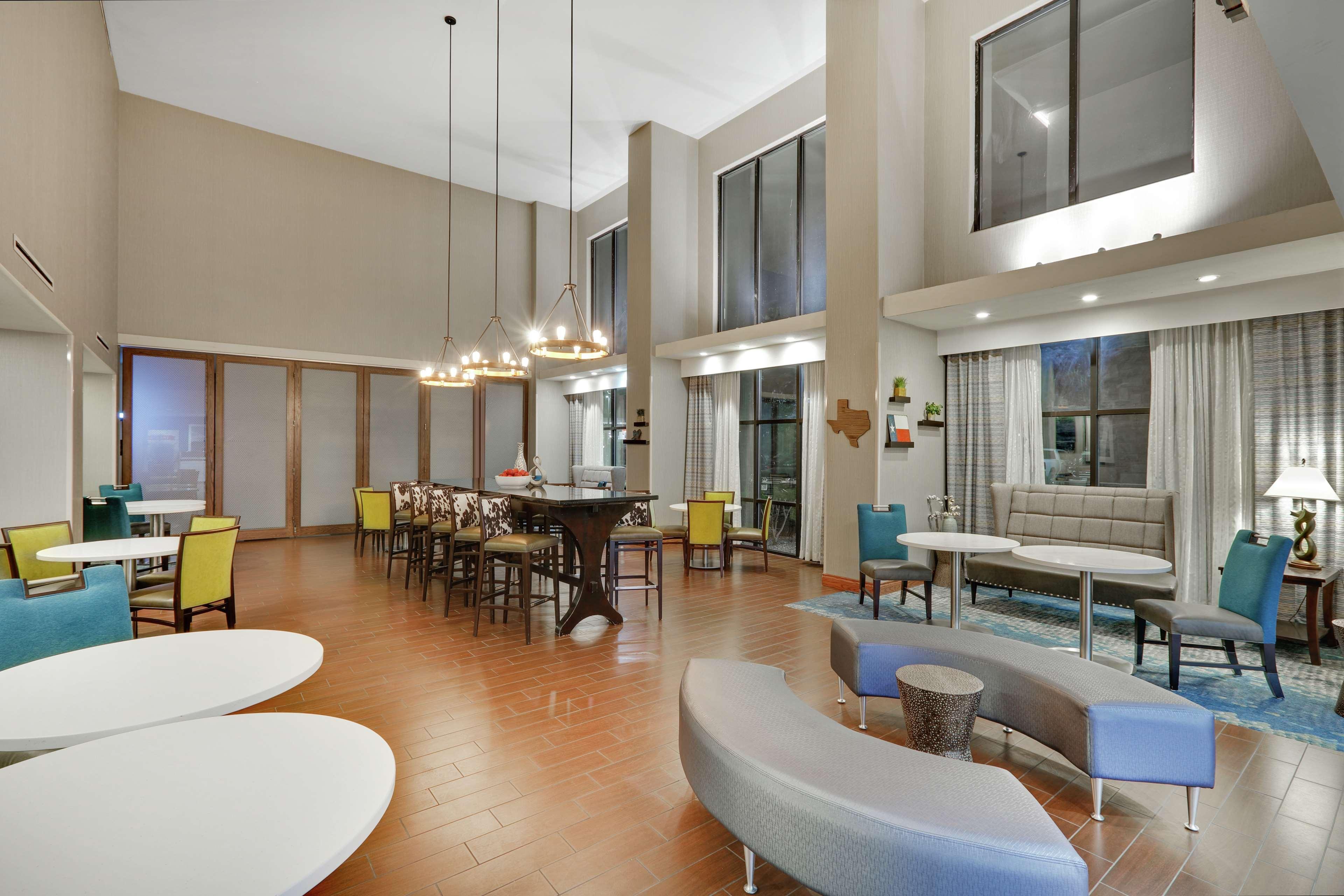 Vista Lobby Hampton Inn & Suites Childress