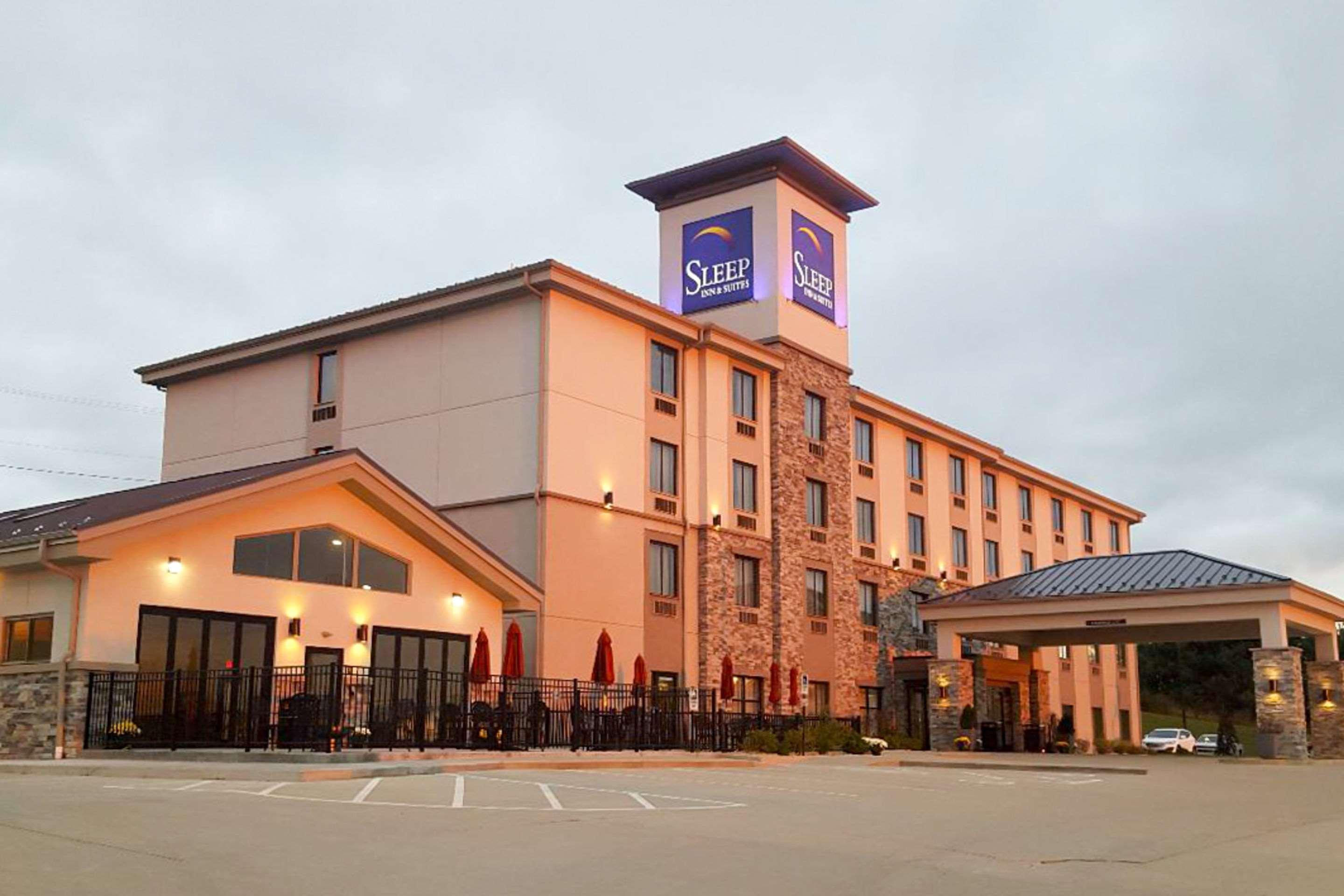 Vista Exterior Sleep Inn & Suites Belmont / St. Clairsville