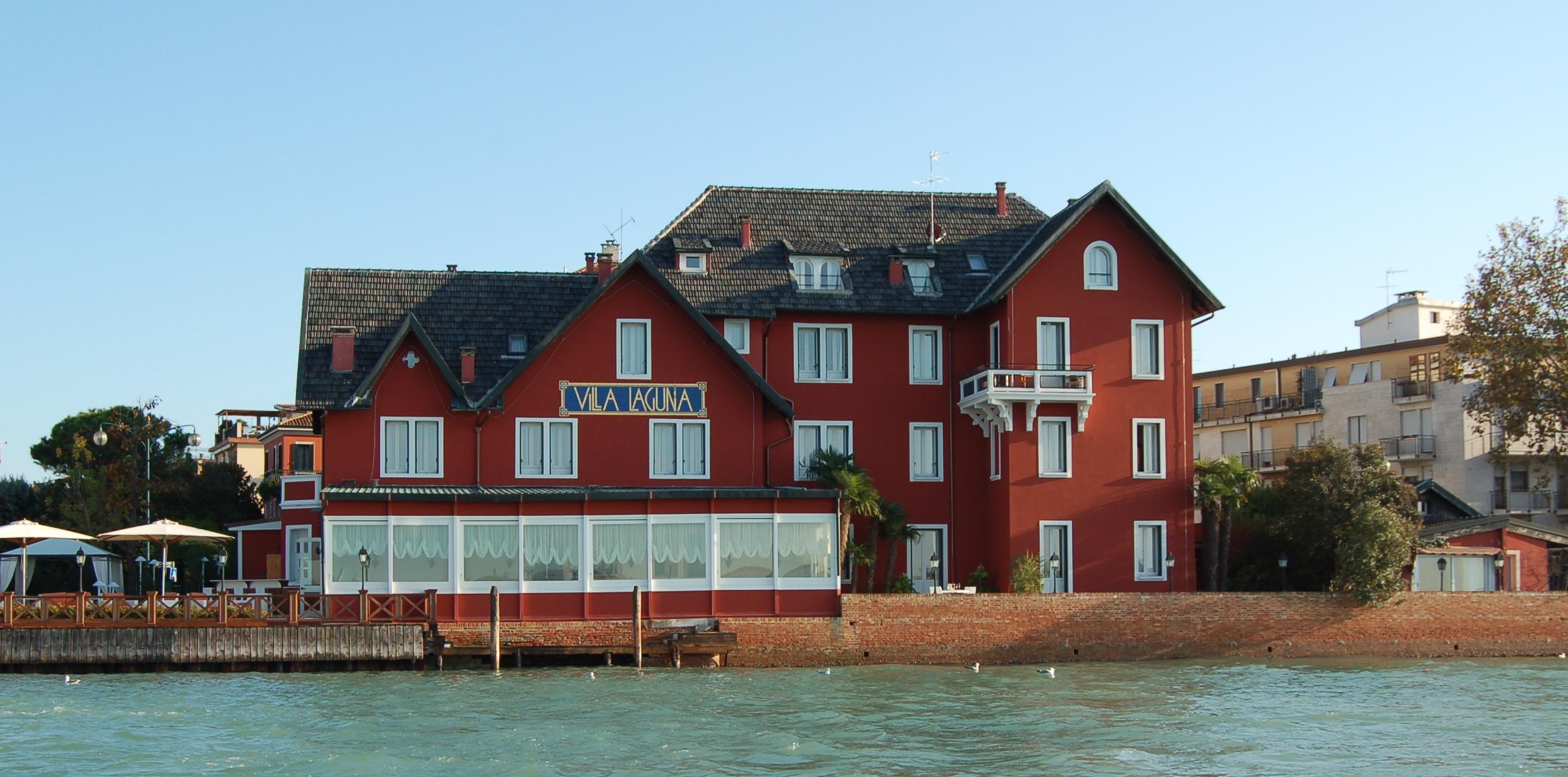 Vista Exterior Villa Laguna