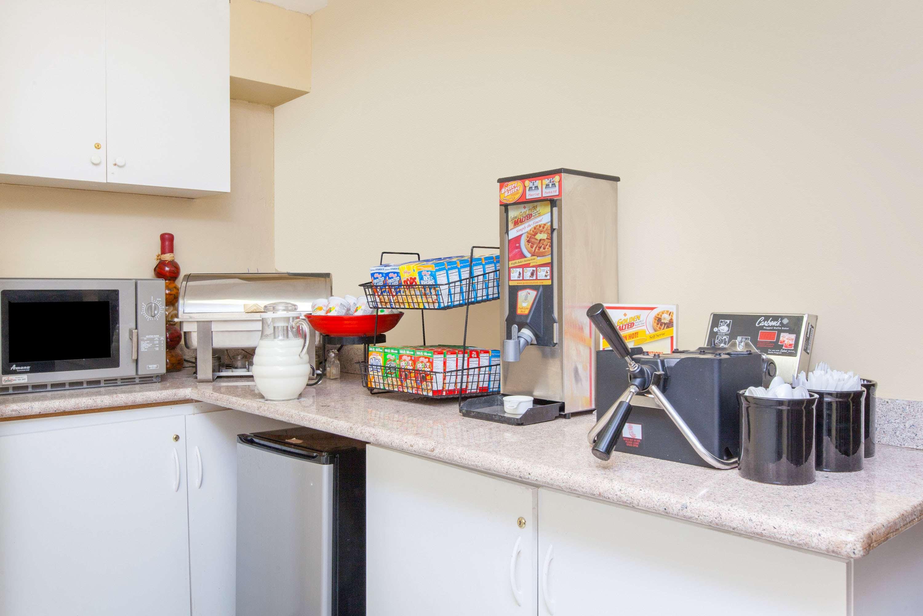 Restaurant Americas Best Value Inn & Suites Bakersfield Central