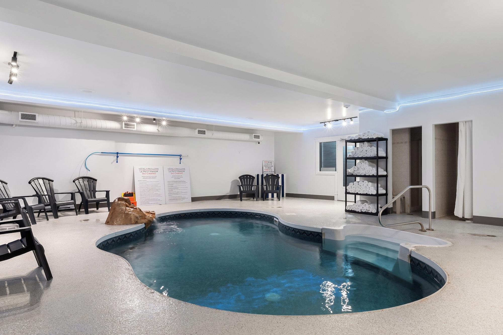 Vista Piscina Hotel et Pavillons Le Petit Manoir du Casino